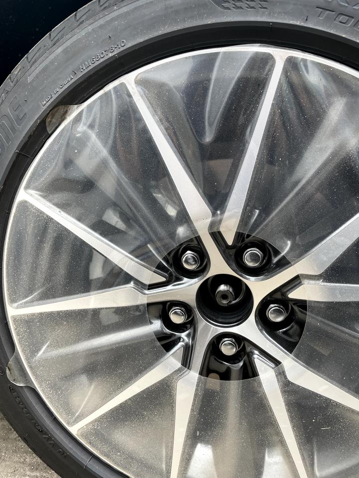 丰田凯美瑞 明天提车，2.5G灰棕。人生第一辆车，也是家庭第一辆，之前一直共享汽车，如今买车过程，一路摸瞎过来，喜悦又忐