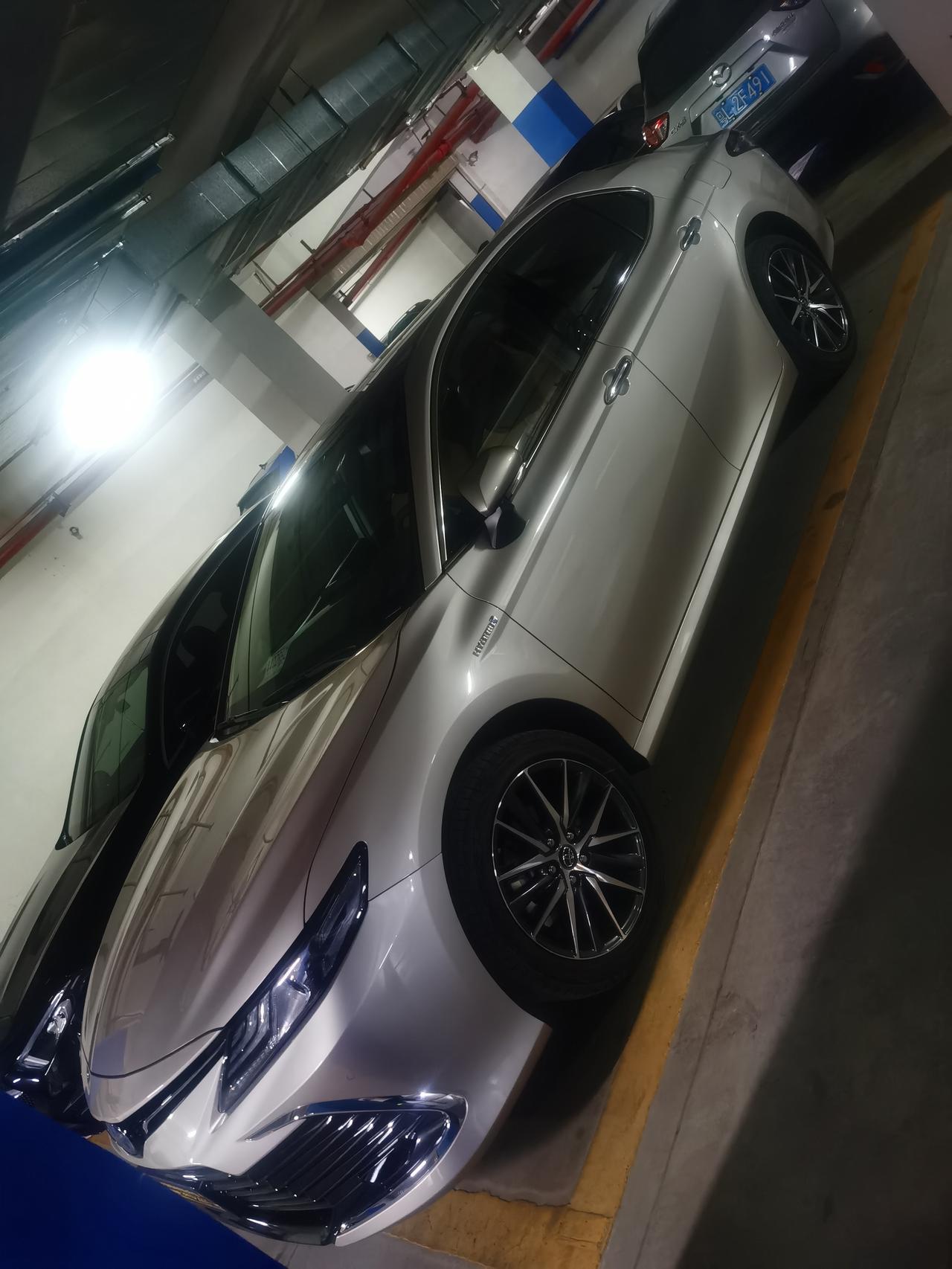 凯美瑞双擎豪华版，刚提到车一个多星期。发现中控台在颠簸路面有小小异响。请问有同样问题的车友怎么解决的？