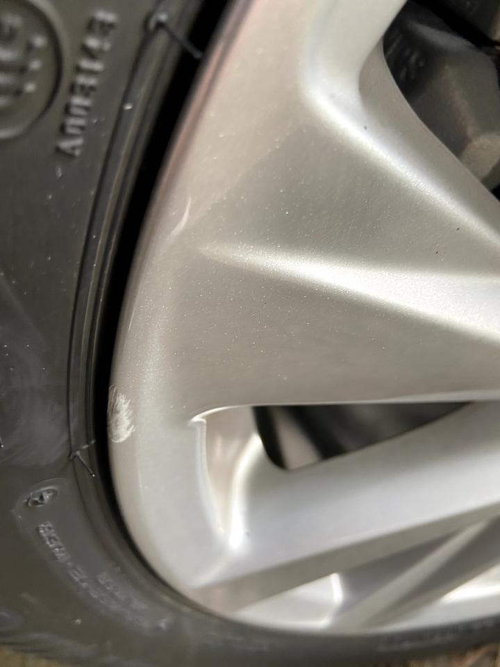 丰田凯美瑞 我刚刚开车出去发现我的后轮钢圈蹭了一点，开车上路会对轮胎有影响吗，求解！