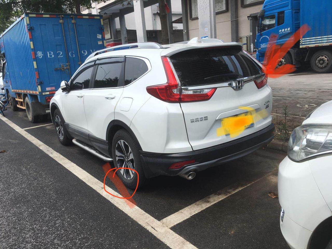本田CR-V 在停车位停车，后轮位置被货车撞的移位大约50公分，右边后轮悬架翘起，之后启动车辆，挂d挡，明显感受车掉下来