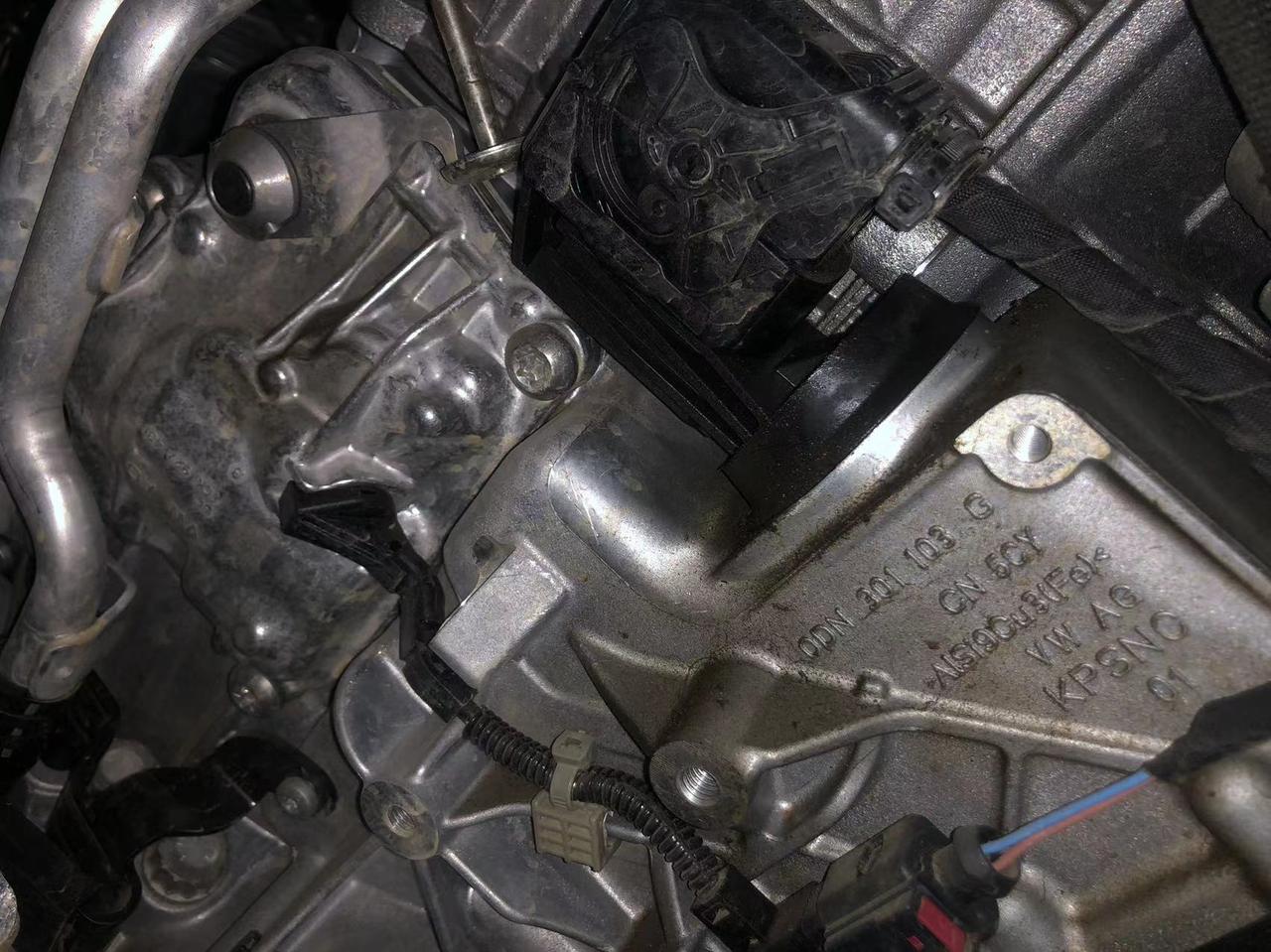 奥迪A6L 2021年六月份买的车，两万多公里，底盘变速箱那里跟发动机机舱那里有油啧，你们的有吗？