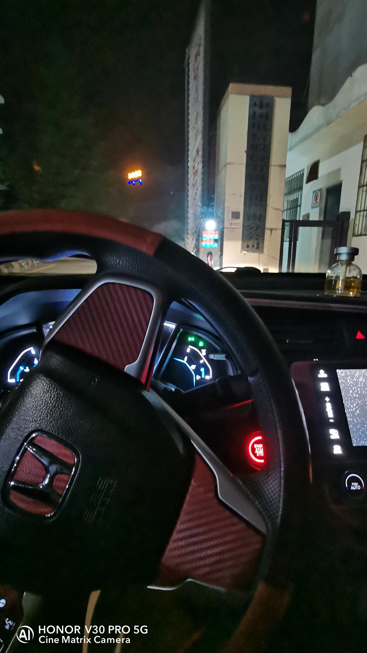 思域皮套座椅什么颜色好一点，车是红色，以前那个买200多现在有一股怪味