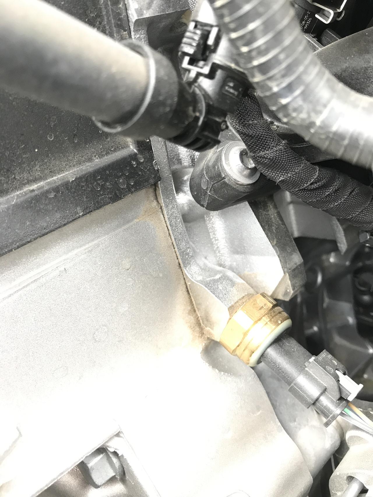 大众宝来 新车5000公里不到，是不是漏机油？