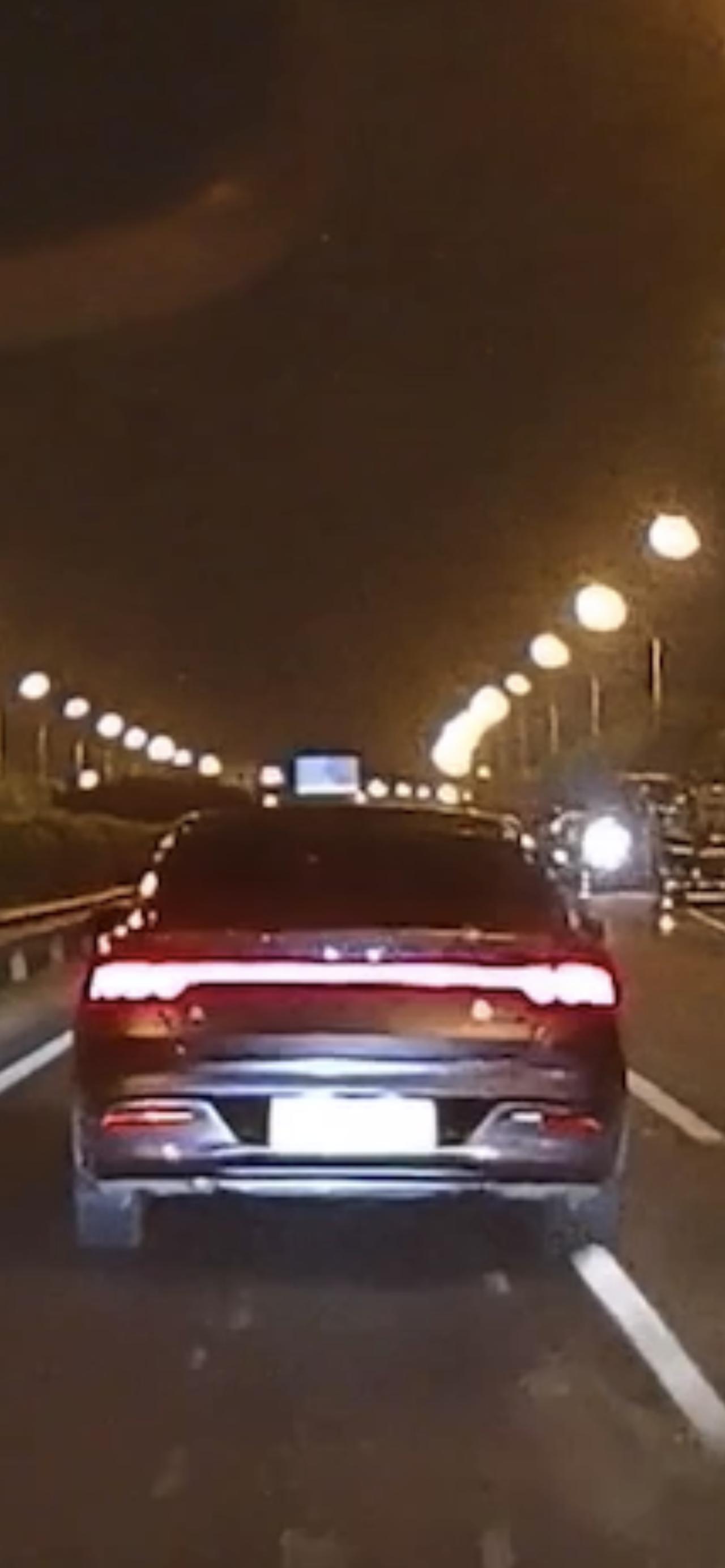 本田思域 万能车友。有没有人知道这辆车是啥车。个人感觉像秦。  挡风被他干碎了。交警问啥车。我都不确定是蓝牌还是绿牌的了