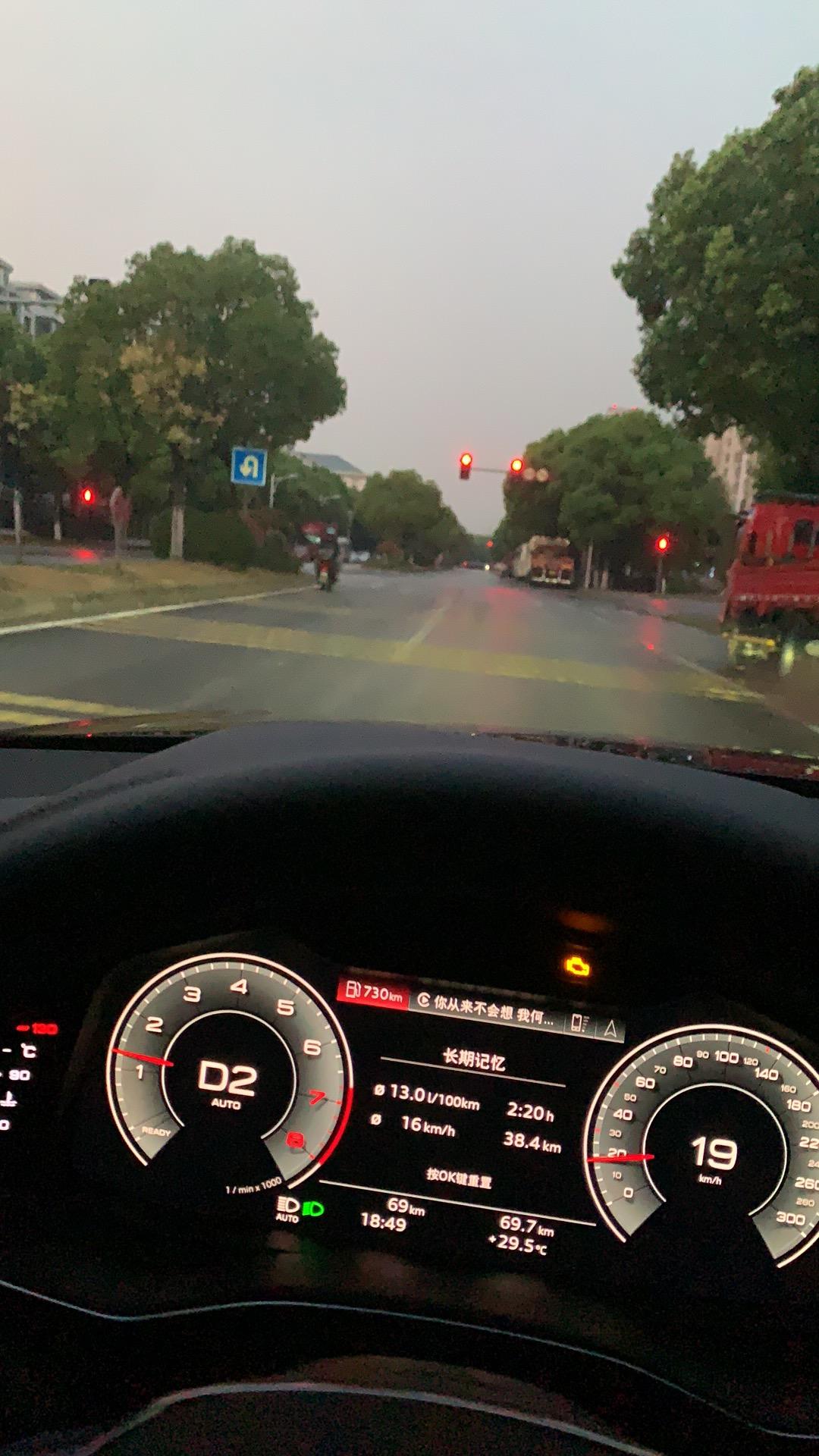 奥迪A6L 故障灯从买回来到现在一直亮着，销售跟我说是因为刚出来没油的原因 开一段时间就好了，有没有小伙伴遇到的