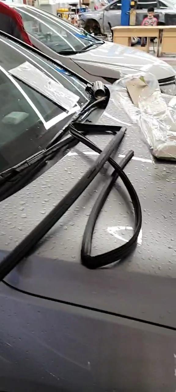 亚洲龙前门玻璃是不是缝隙都大，关门像无边框车门震一下，感觉稍微用力车窗就要震碎一样，换了窗边框胶条还是震，是安装工艺问题