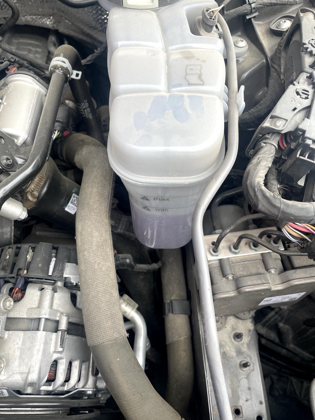 奥迪A6L 这个是什么液 到这个位置要不要添加