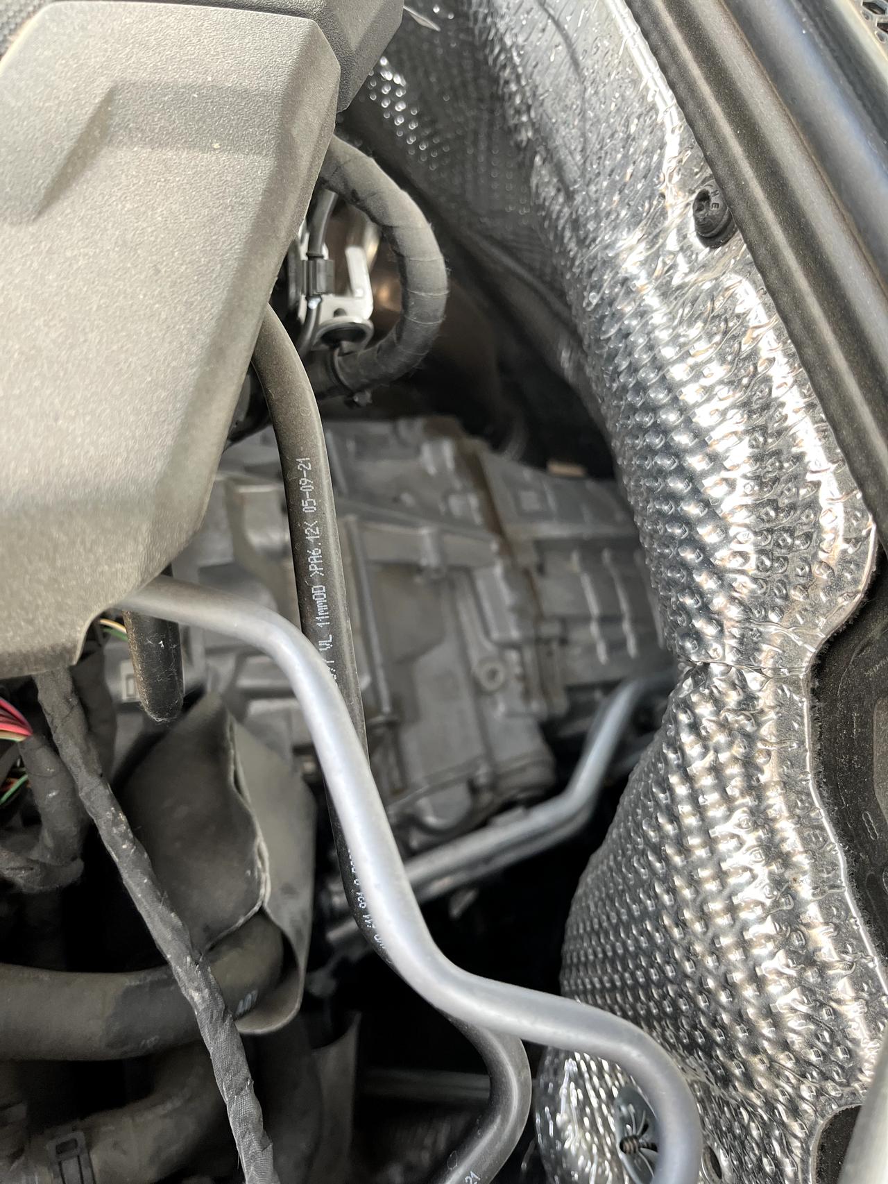 奥迪A6L 车友们，我的是2022款A6L动感45两区车，今天加玻璃水忽然发现变速箱那往外渗油，我刚开了8000公里，各