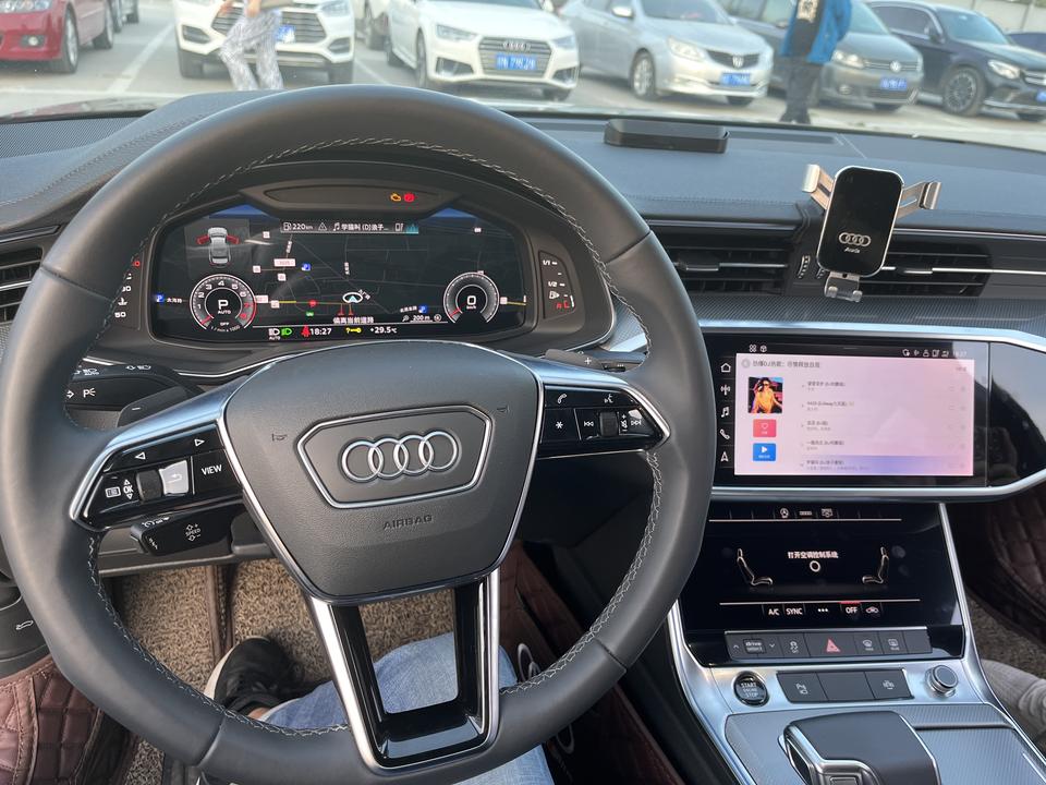 奥迪A6L 车友们，我的是2022款A6L动感45两区车，今天加玻璃水忽然发现变速箱那往外渗油，我刚开了8000公里，各
