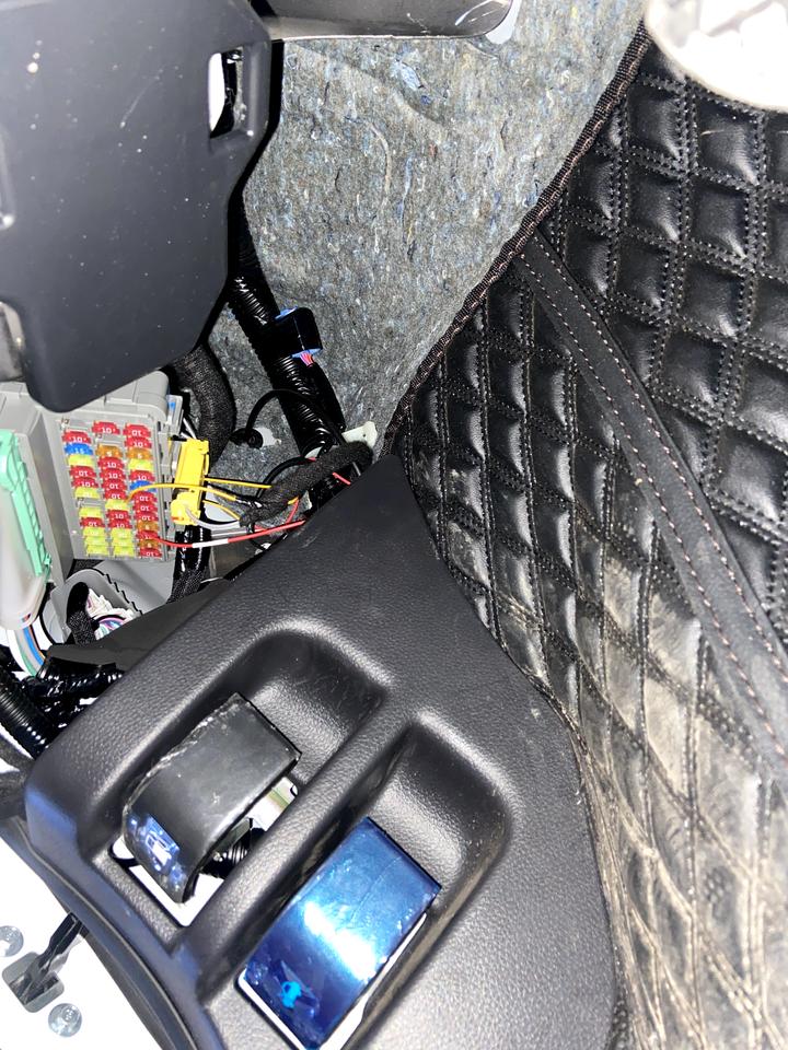 本田CR-V 车友们 你们的刹车旁边左上角都是这样的吗 都是漏出来的吗 没有碎料的板吗？