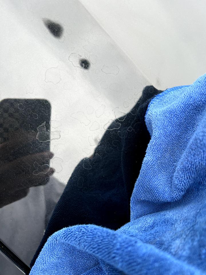 奥迪A6L 车友们，洒水车上的水洒车身上了，洗了两次车没洗掉，仔细看前机盖、车顶很多，问一下怎么去除这种水渍，谢谢