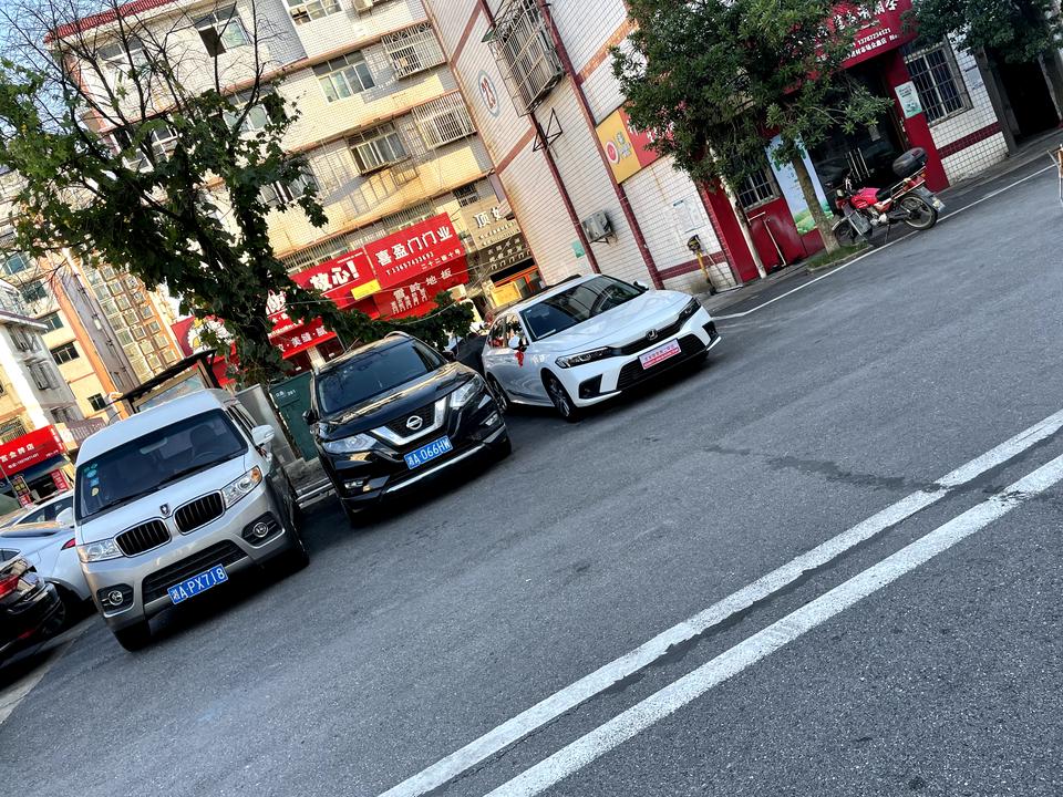 11代思域，有倒车后视镜自动下翻这个功能吗？