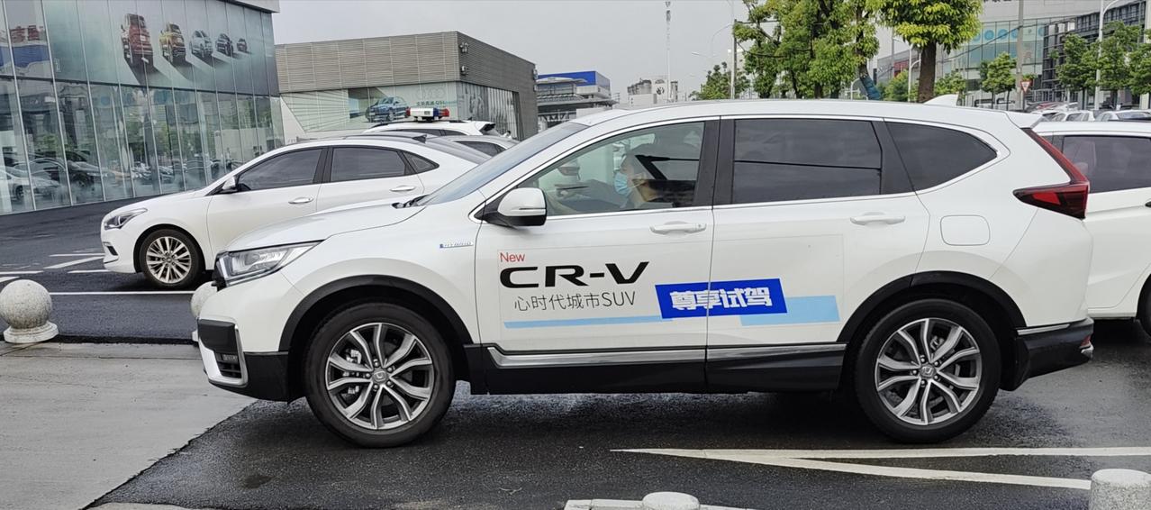 本田CR-V 坐标合肥肥东，燃油CRV风尚，无任何赠品，等1到2个月，初步谈，落地价是22，现货23。可买否？求大神指教