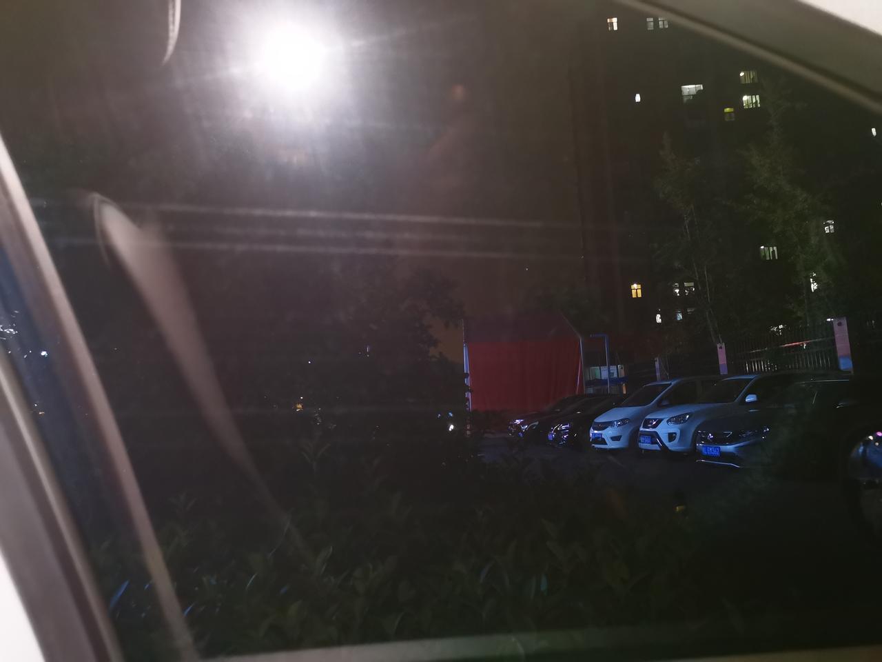 奇瑞瑞虎7 PLUS 车友们，有没有跟我一样玻璃膜有一条一条的痕迹的，贴膜师傅说这是车窗夹得太紧造成的，说这用毛巾擦一下