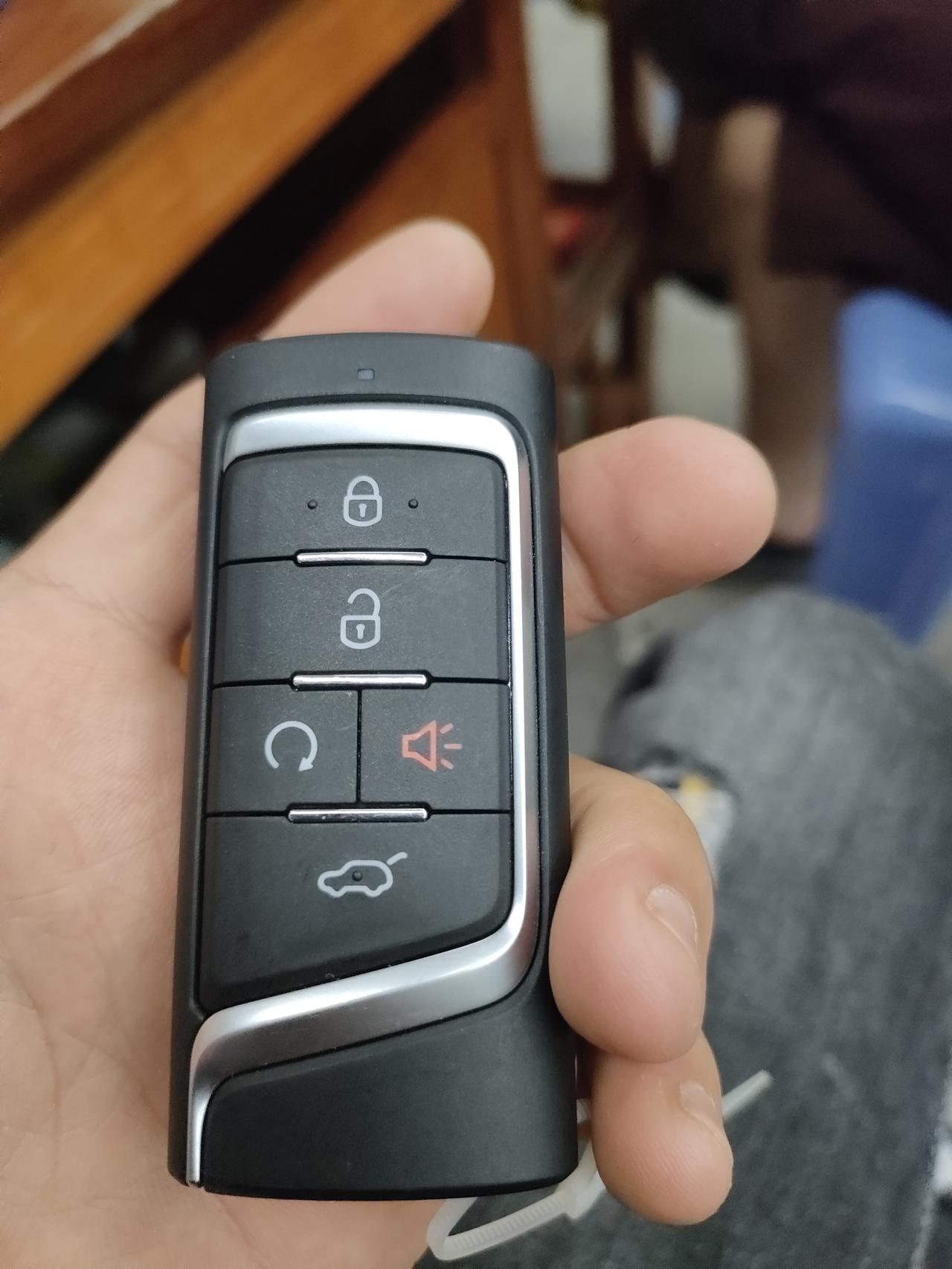 广汽传祺传祺M6 M6 Pro，At，尊享版这遥控都有哪些功能？可不可以一键启动？大神们