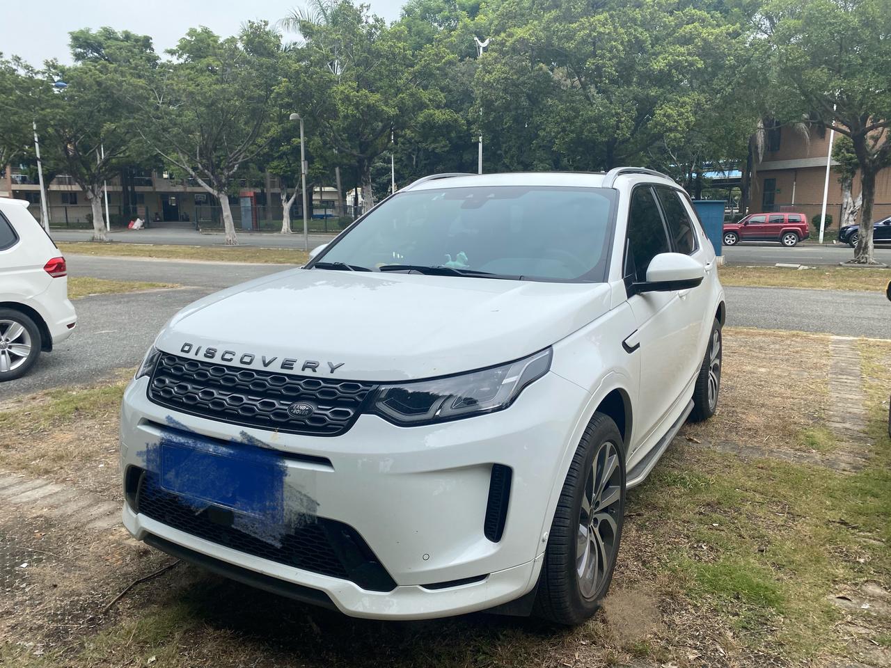 21款发现运动版，窗户全关闭状态过颠簸路段时，主副驾的门窗里都有异响。稍微降低一点点玻璃窗的话，就不响了。 大家有出现这