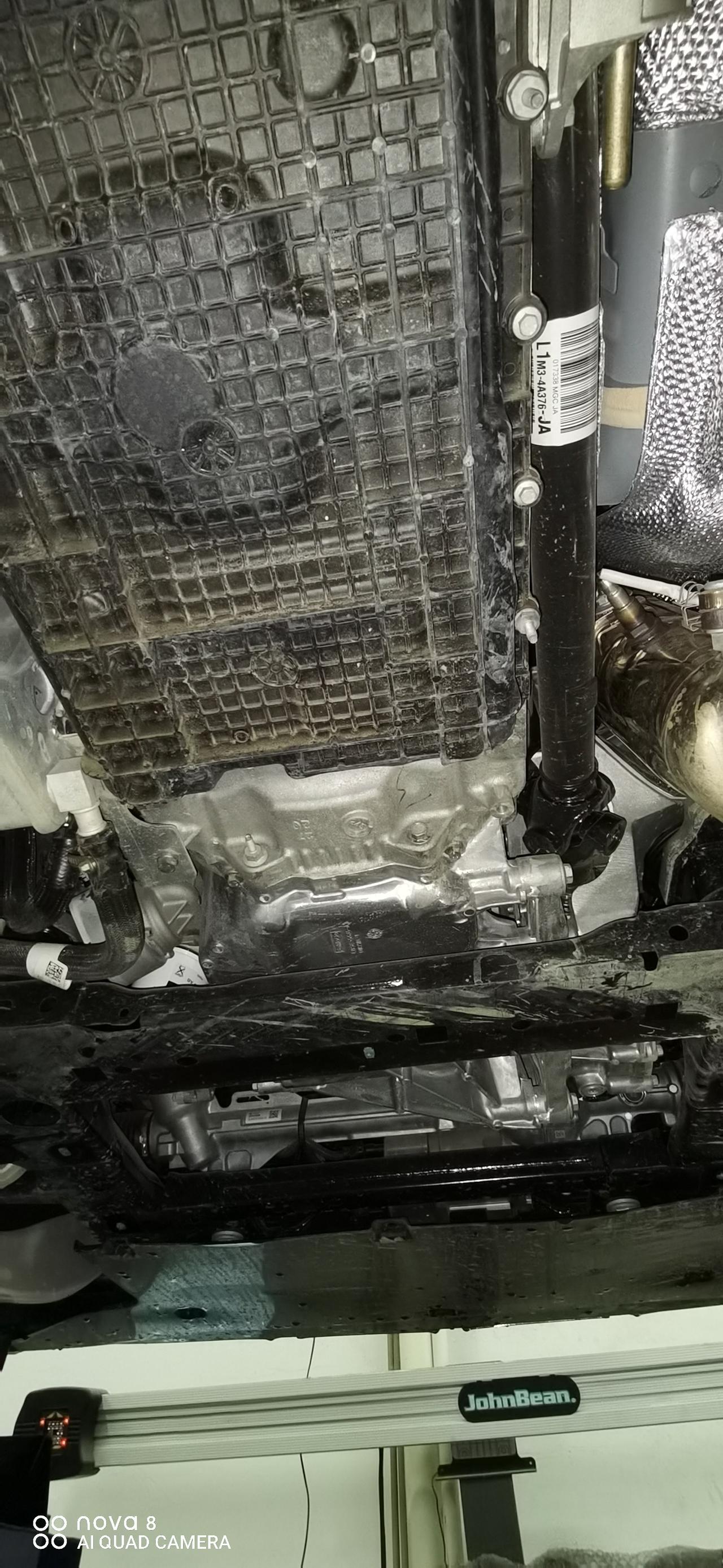 福特探险者 今天首保了，有个问题，发现少一颗螺丝还好变速箱没有漏油，没中奖