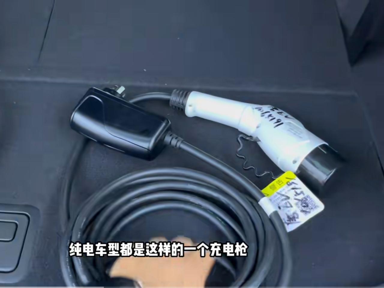 比亚迪宋Pro DM-i 今天才知道比亚迪便携式充电枪有两种，看车友们发的比亚迪宋dmi应该是配第一种有控制盒的充电枪，