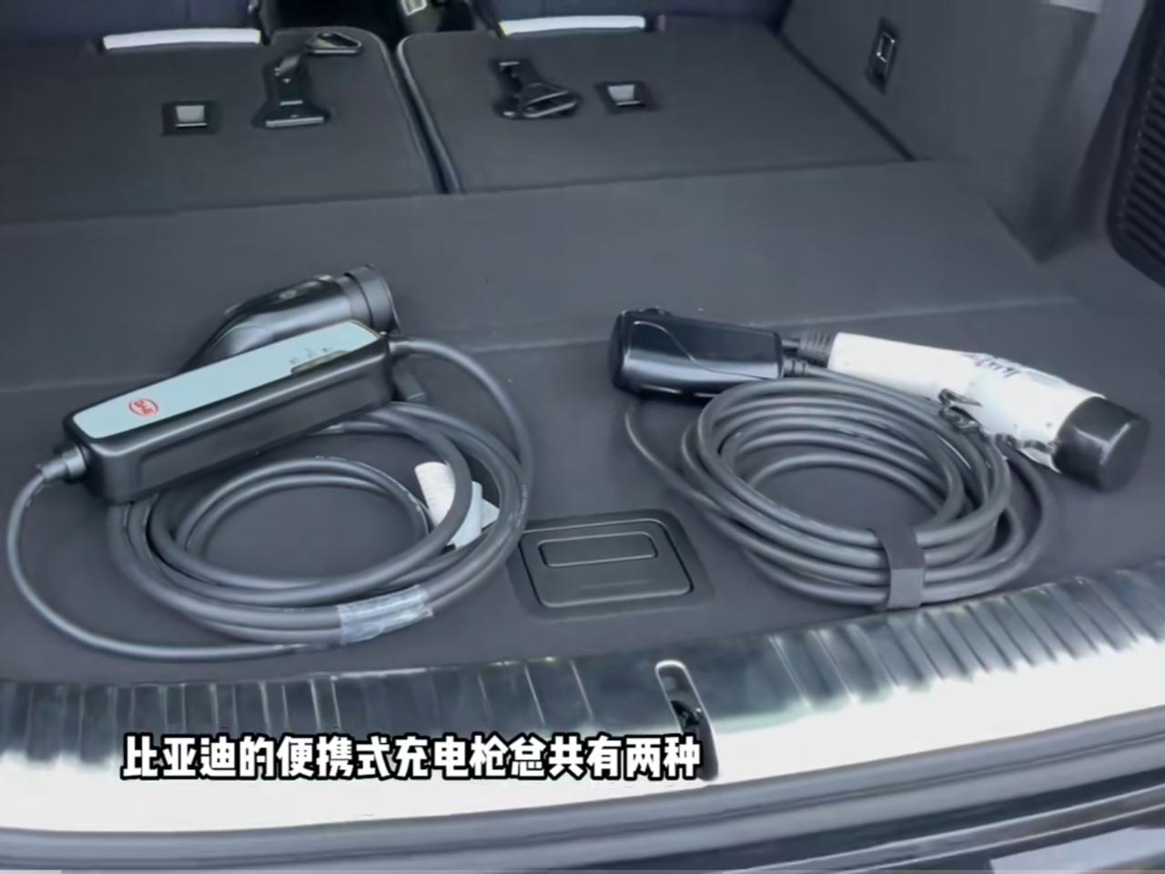 比亚迪宋Pro DM-i 今天才知道比亚迪便携式充电枪有两种，看车友们发的比亚迪宋dmi应该是配第一种有控制盒的充电枪，