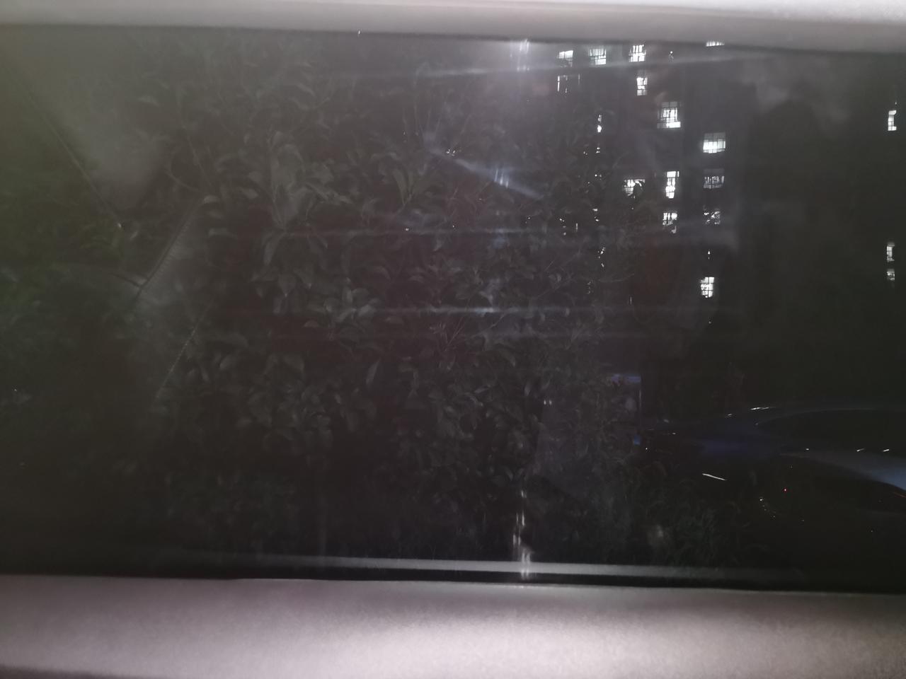 奇瑞瑞虎7 PLUS 车友们，有没有跟我一样玻璃膜有一条一条的痕迹的，贴膜师傅说这是车窗夹得太紧造成的，说这用毛巾擦一下