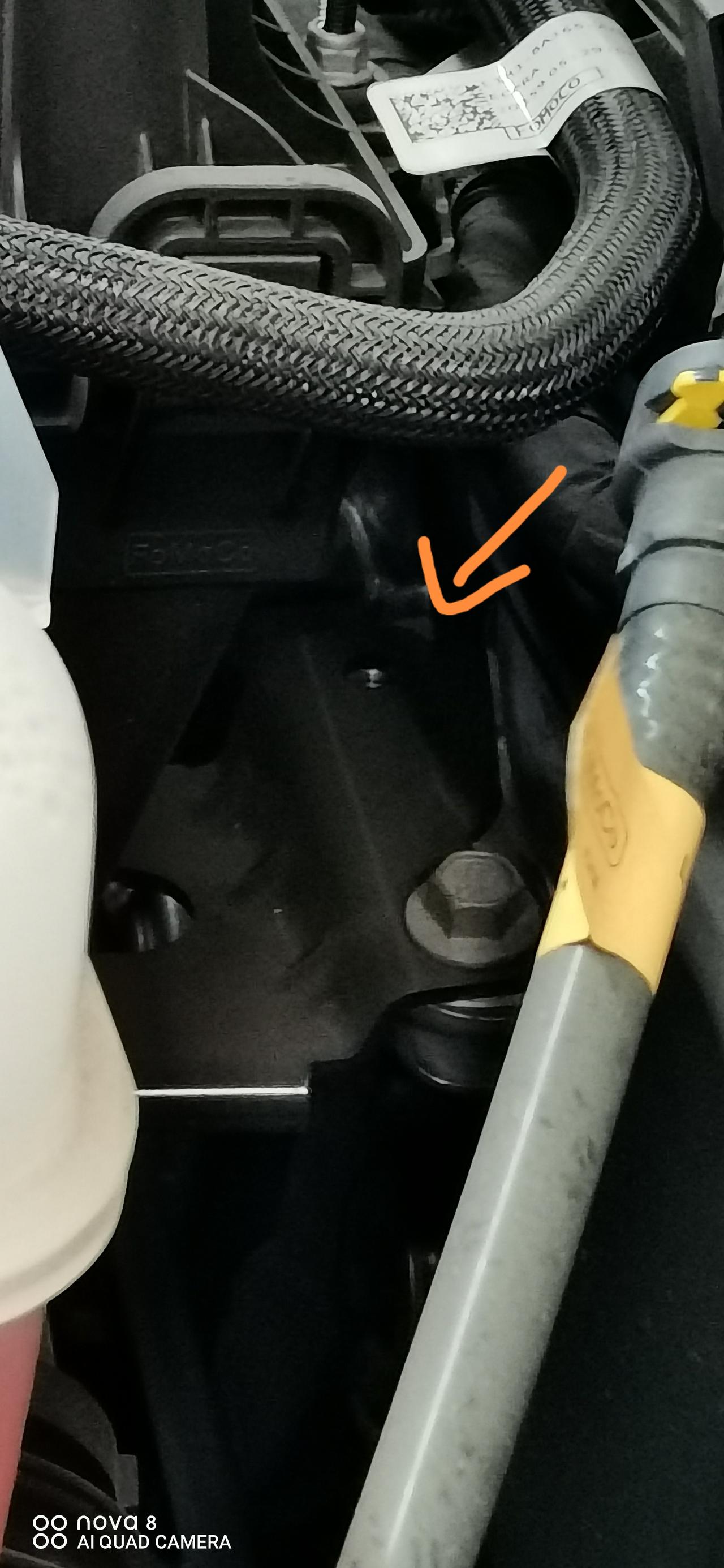 福特探险者 今天首保了，有个问题，发现少一颗螺丝还好变速箱没有漏油，没中奖