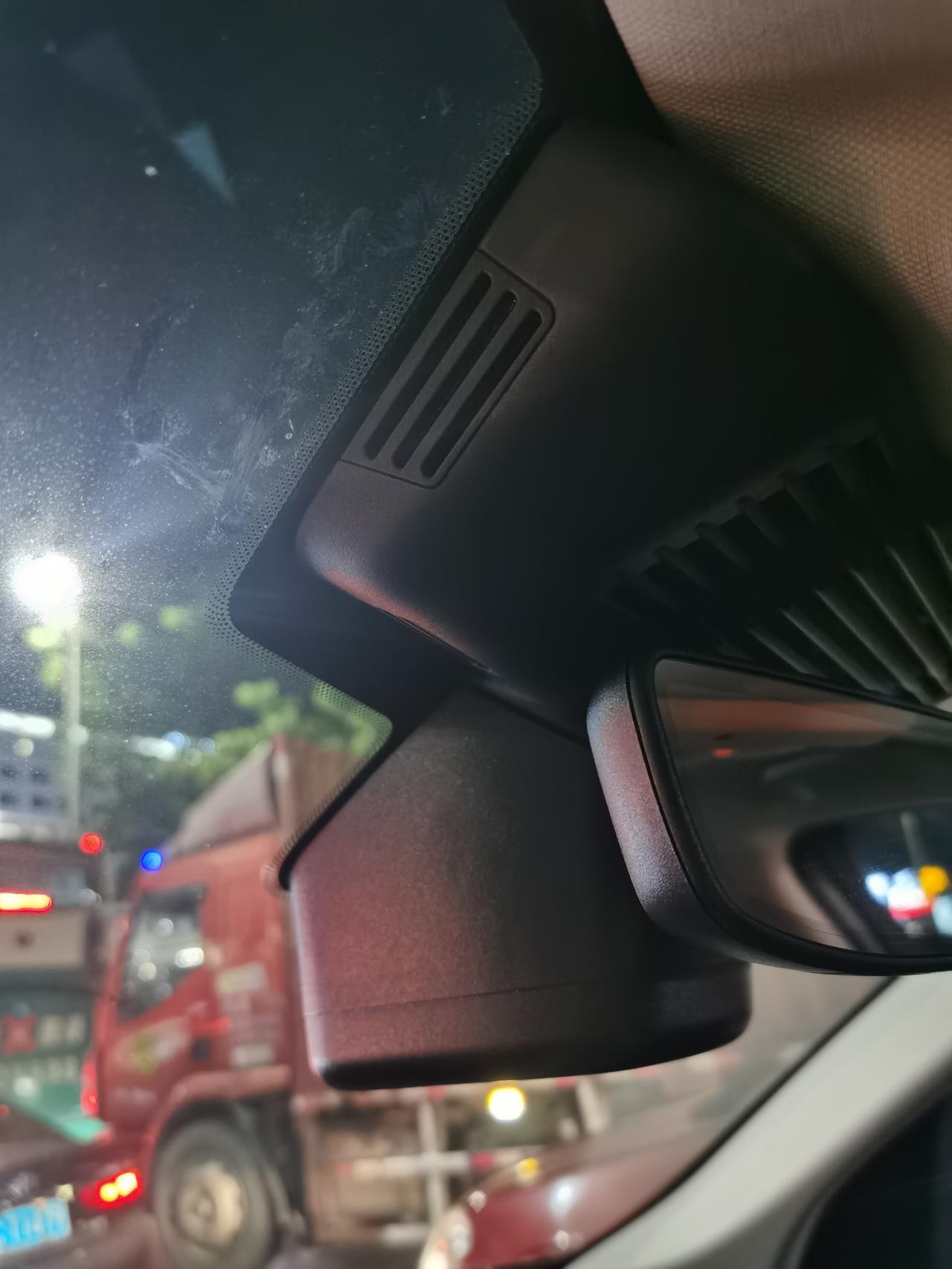 路虎发现运动版 有车友安装了4s同款的行车记录仪吗？装完之后才发现这么大，用的是roadcam app感觉挺山寨的。。