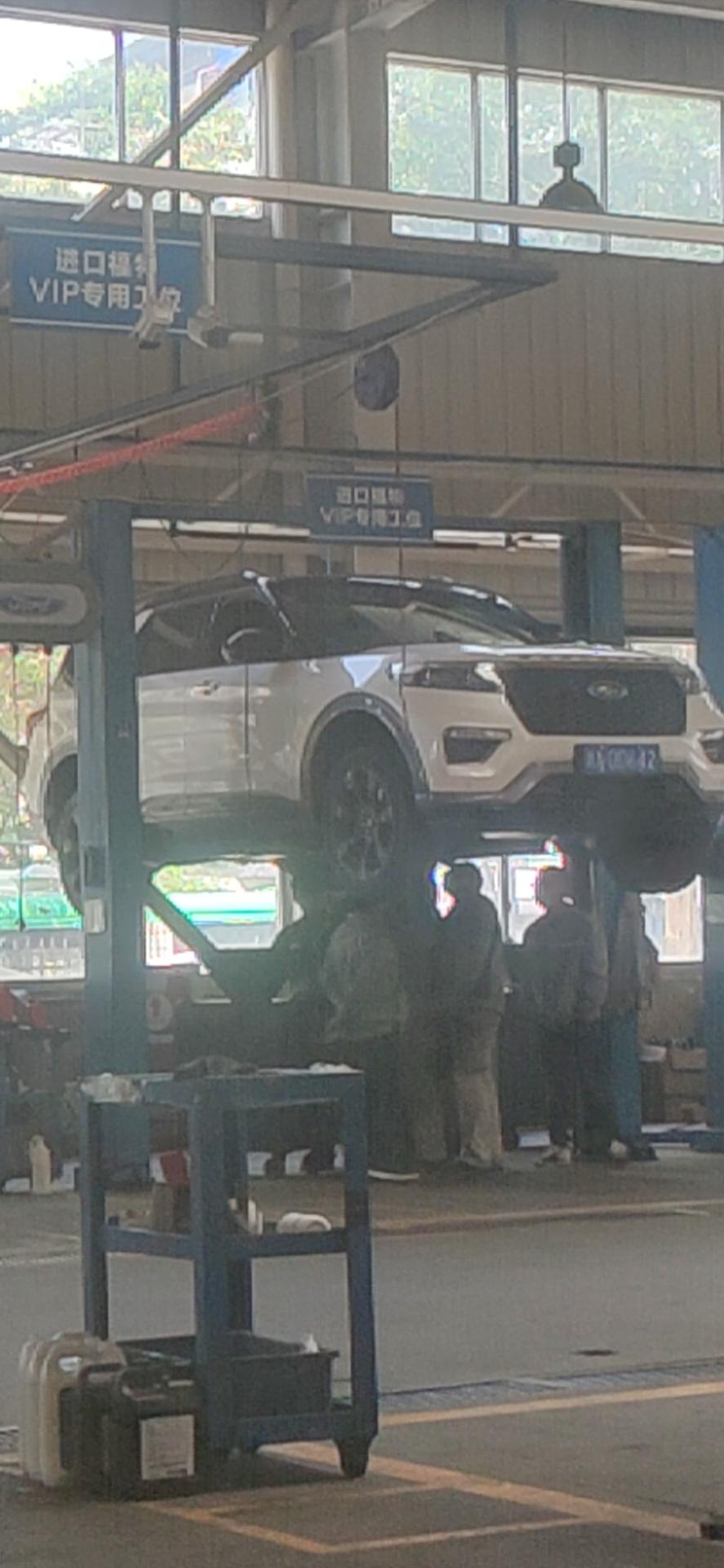 福特探险者 四驱运动型，1年多3万公里，无越野正常城市道路行驶，方向打死调头非常大的共振嗡嗡声，振的耳朵痛，4s店检查是
