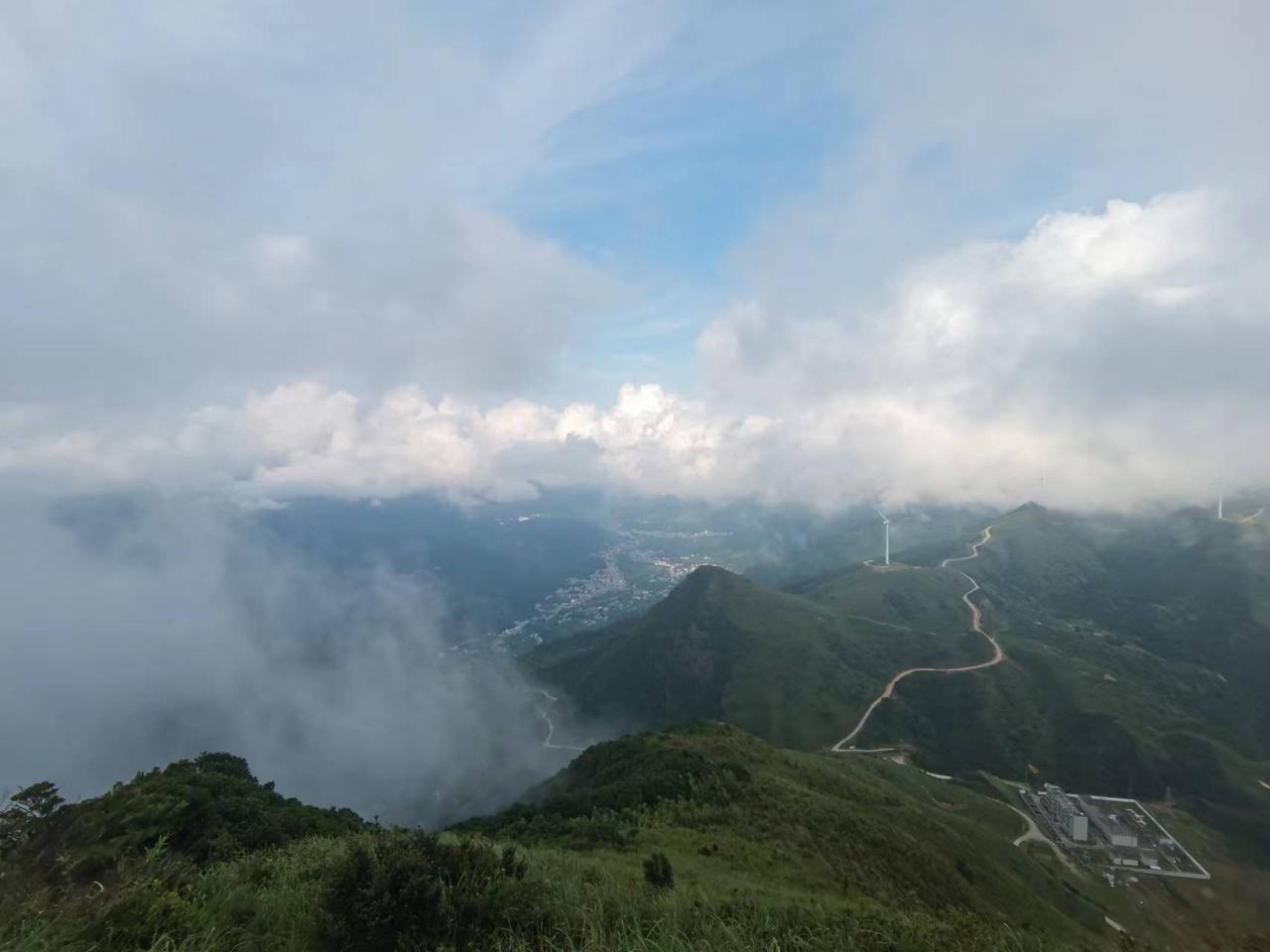 福特探险者 今天大探连续3公里下坡，一路点刹，下半段突然发现刹车疲软，感觉快刹不住了，真吓出一身冷汗?。各位探友你们有没