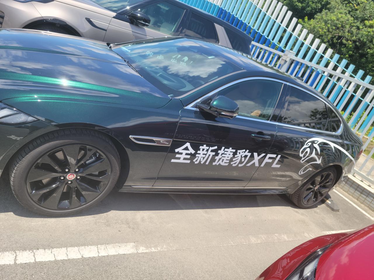 捷豹XFL Xf顶配   P300不标配hud抬头显示系统和流媒体后视镜吗？