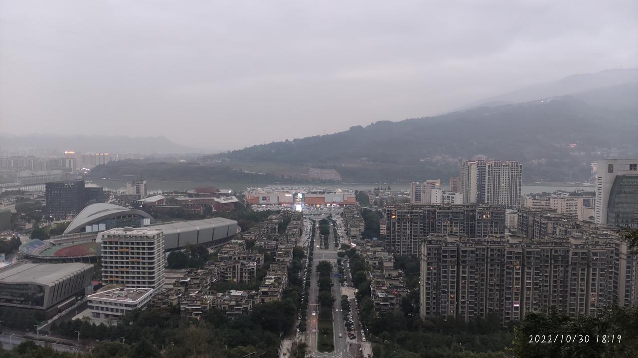 比亚迪宋Pro DM-i 重新问，我想在pro 51 中配和雪佛兰探界者1.5t 中配里面选择一个车，(两个车落地都是1