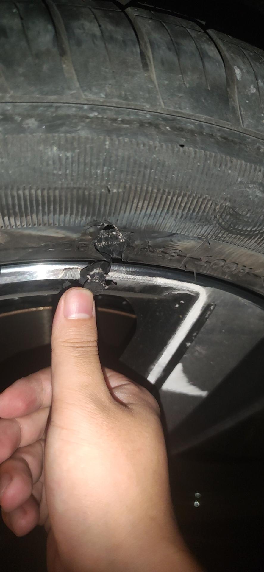 比亚迪宋Pro DM-i 第一次道路救援！有没有大佬能帮忙分析事故原因。事故发生在驶入岔路的入口，车身像侧面被什么撞了一
