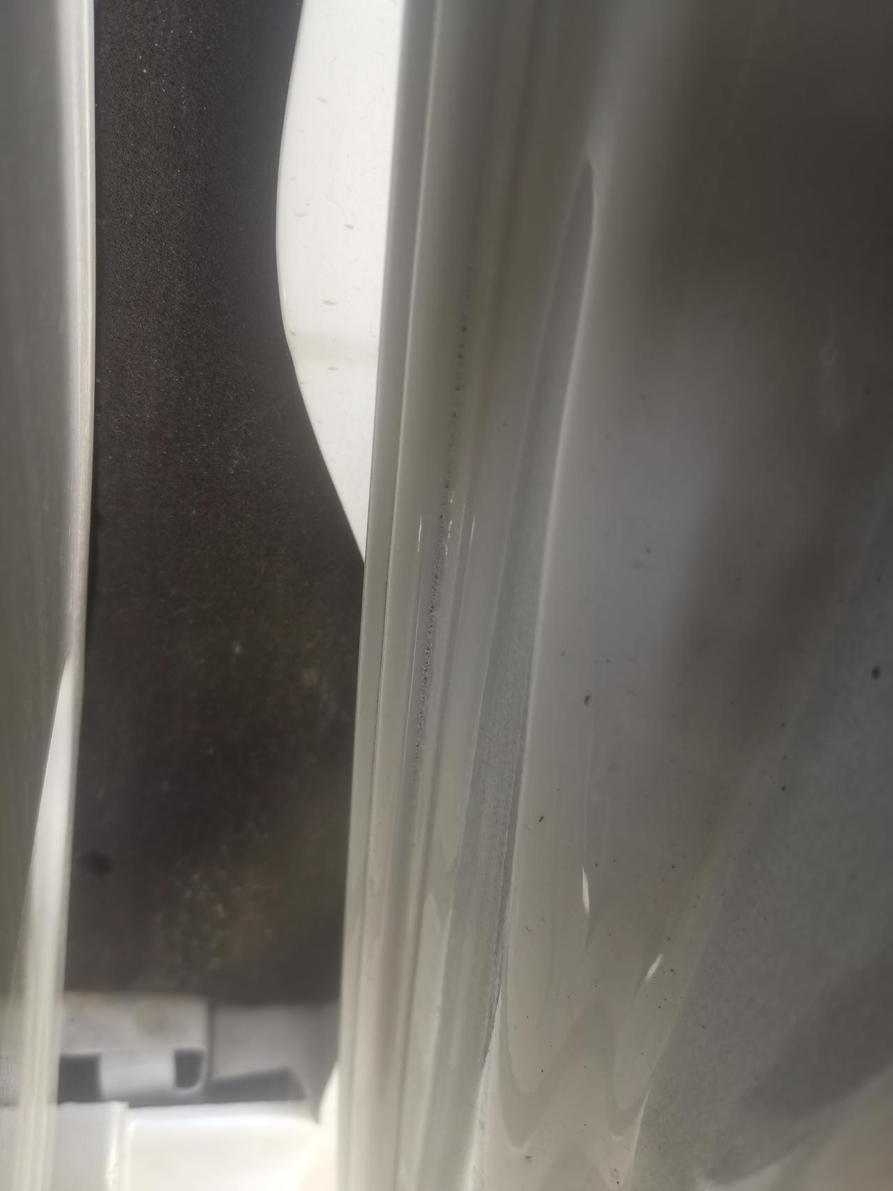 广汽传祺传祺M6 广发m6车主，你们车子前车门靠近a柱有这种情况吗，怎么解决