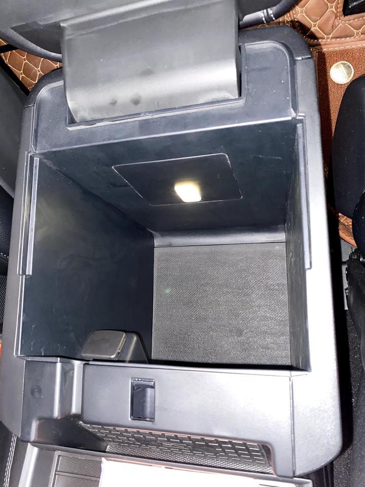 探险者副仪表储物盒灯锁车不自动熄灭   怎么解决