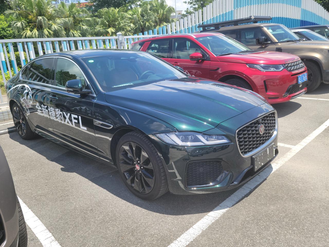 捷豹XFL Xf顶配   P300不标配hud抬头显示系统和流媒体后视镜吗？