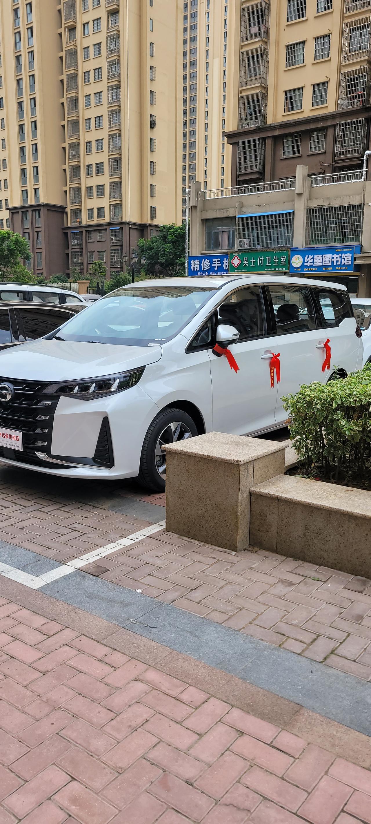 广汽传祺传祺M6 新提车，刹车抖动有烧焦味是怎么回事
