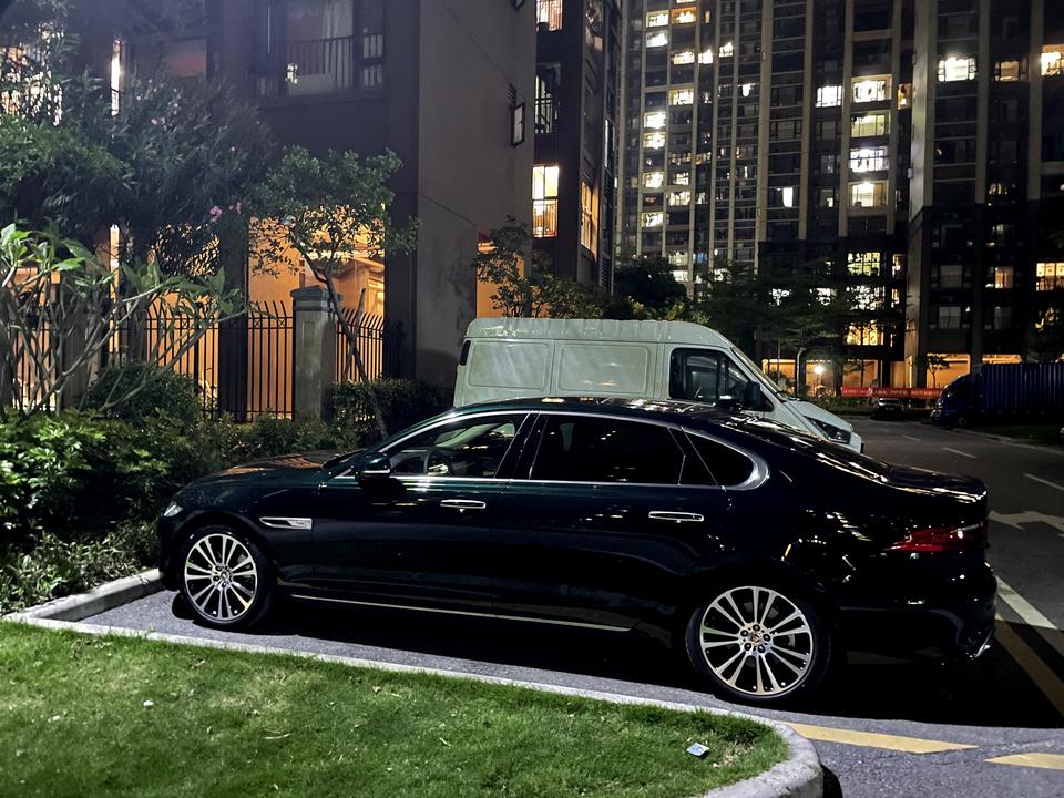 捷豹XFL 想问一下大家，坐标广州，新车刚1000公里，暴晒个一小时以上，左前门仪表盘附近会有一两分钟的异响，4s店说是
