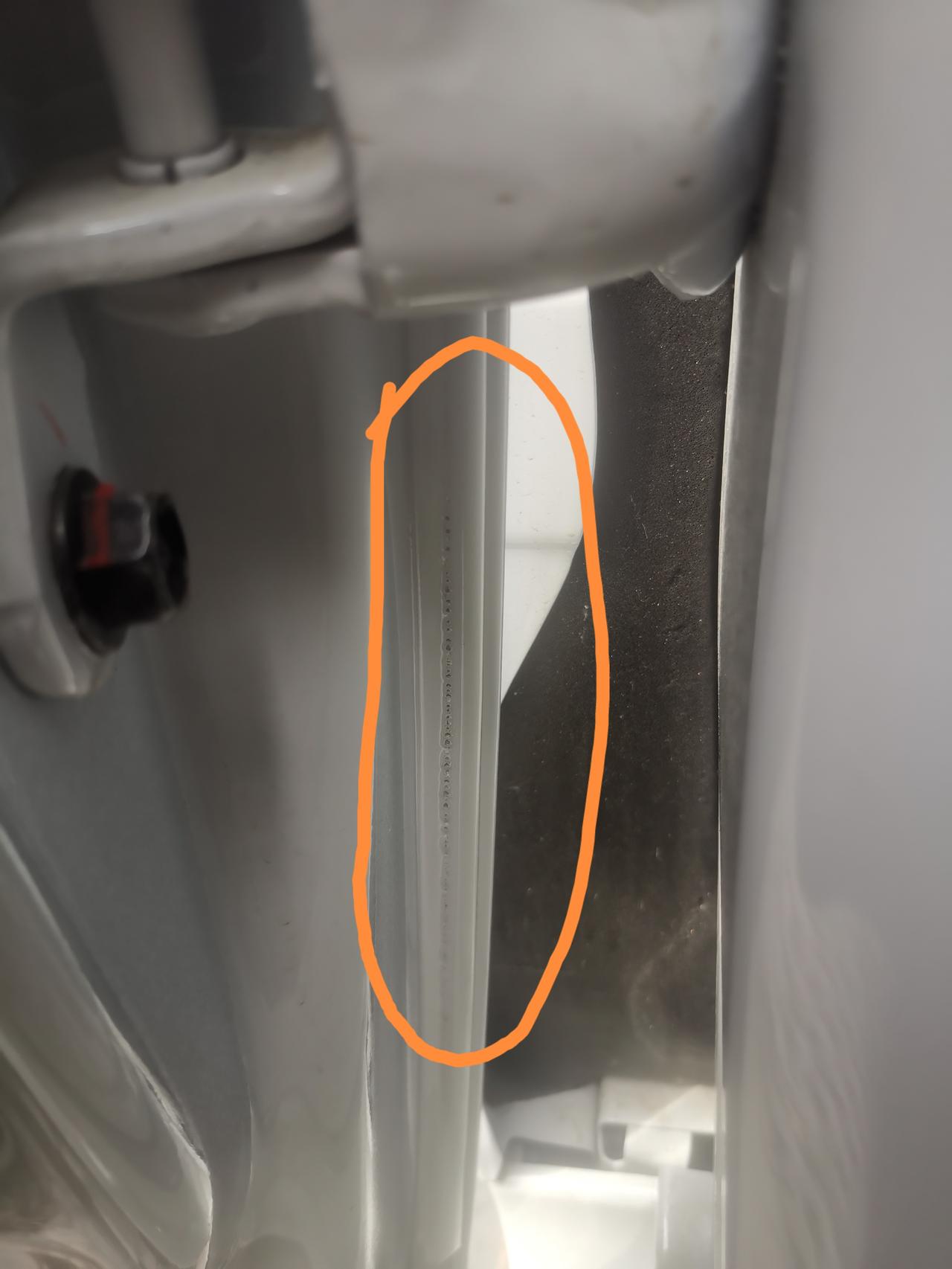 广汽传祺传祺M6 主副驾驶的这个位置，你们有这种情况吗？怎么解决，找4s吗