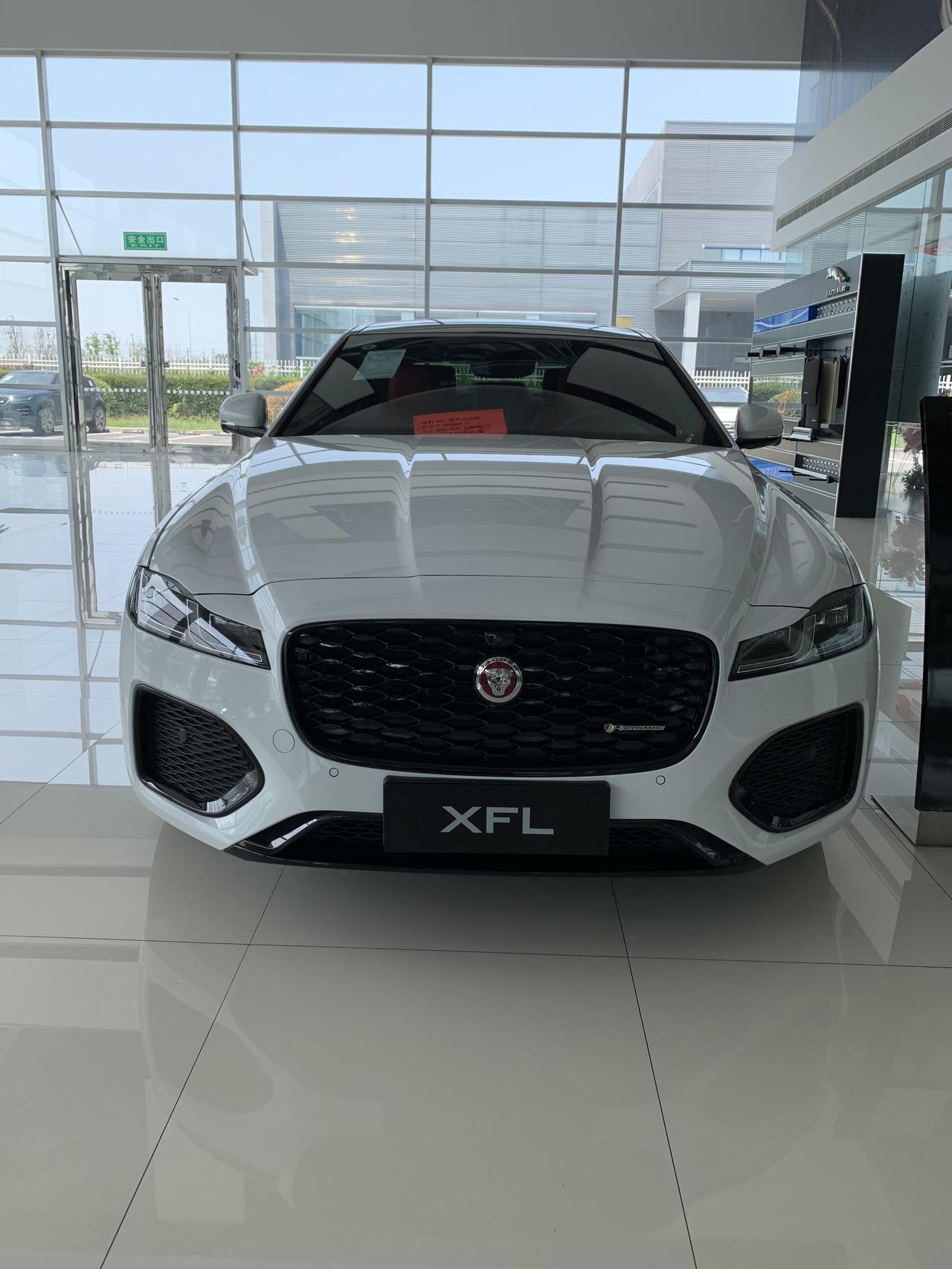 捷豹XFL 本来是奔着P300去的，沉迷于硅谷银，准备好等四个月了，不知为什么谈着谈着鬼使神差的最终定了末代耀黑，白外红