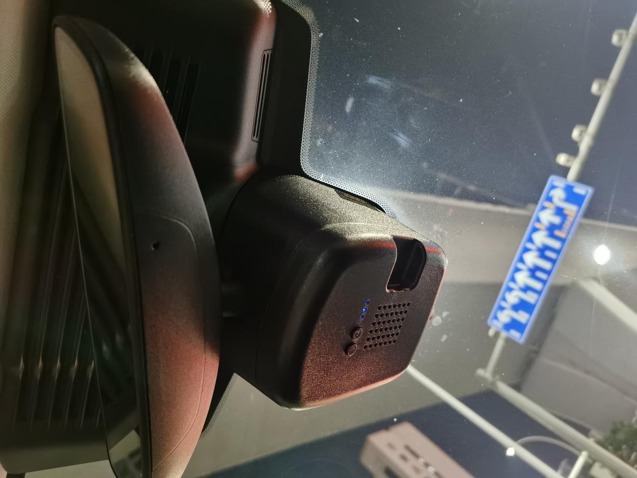 路虎发现运动版 有车友安装了4s同款的行车记录仪吗？装完之后才发现这么大，用的是roadcam app感觉挺山寨的。。