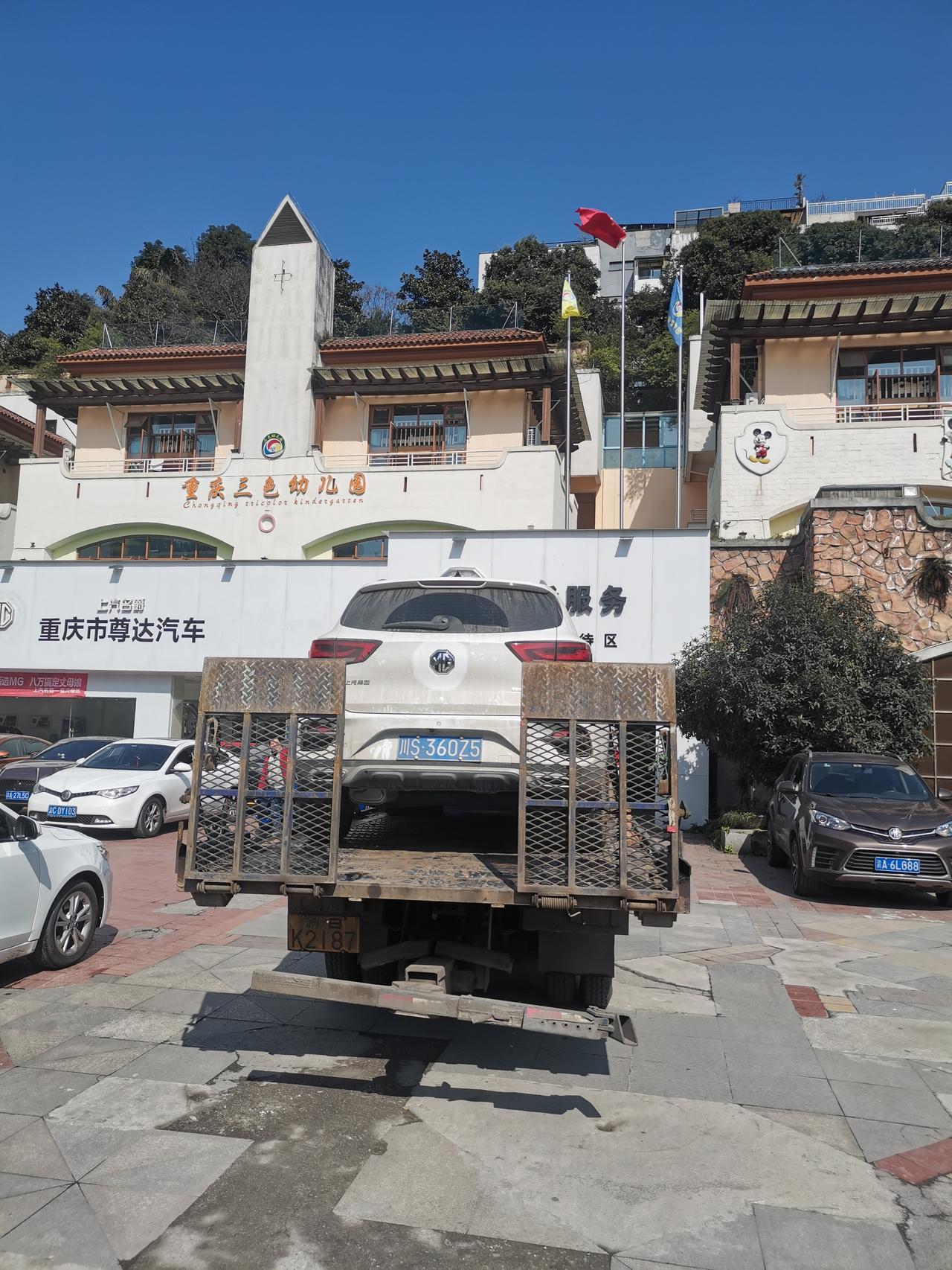 名爵ZS 5千多公里，高速路突然出现。给我造成的损失厂家不该承担吗