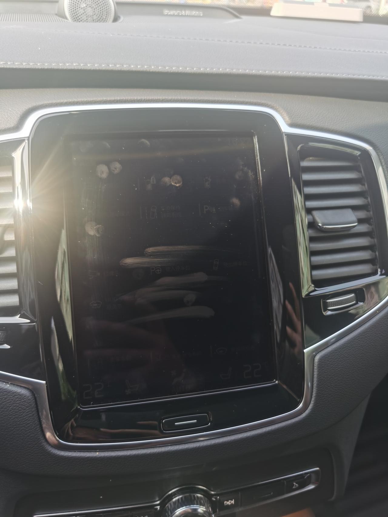 沃尔沃XC90 RECHARGE 今天跑了一次空电，我点了电量锁定，突然两个屏幕的亮度一下就降下来了，几乎等于看不见的状