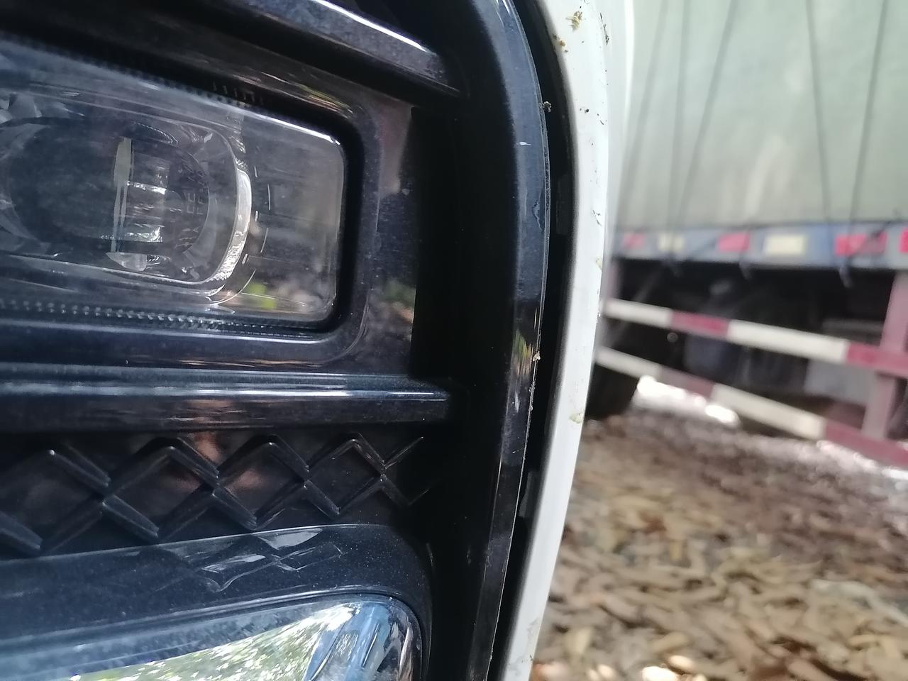 奇瑞瑞虎8 停车出差，车被刮了，估计报警也差不到。其它无所谓，就是想知道这里会不会导致前面的灯进水和正常使用？维修的话也