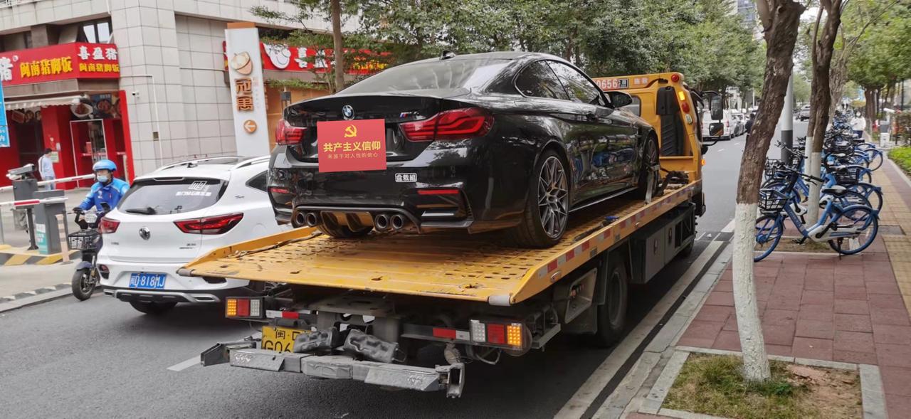 宝马M4 M4 组织在哪儿，车买好久了，没找到组织