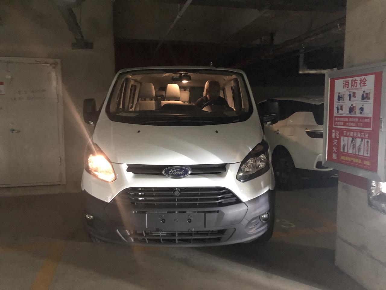 万能的车友圈 全顺新车 6座柴油 国六 问一下 1.没着车 灯是关闭状态 出现图一 一个大灯亮 是什么问题 2.车不开停