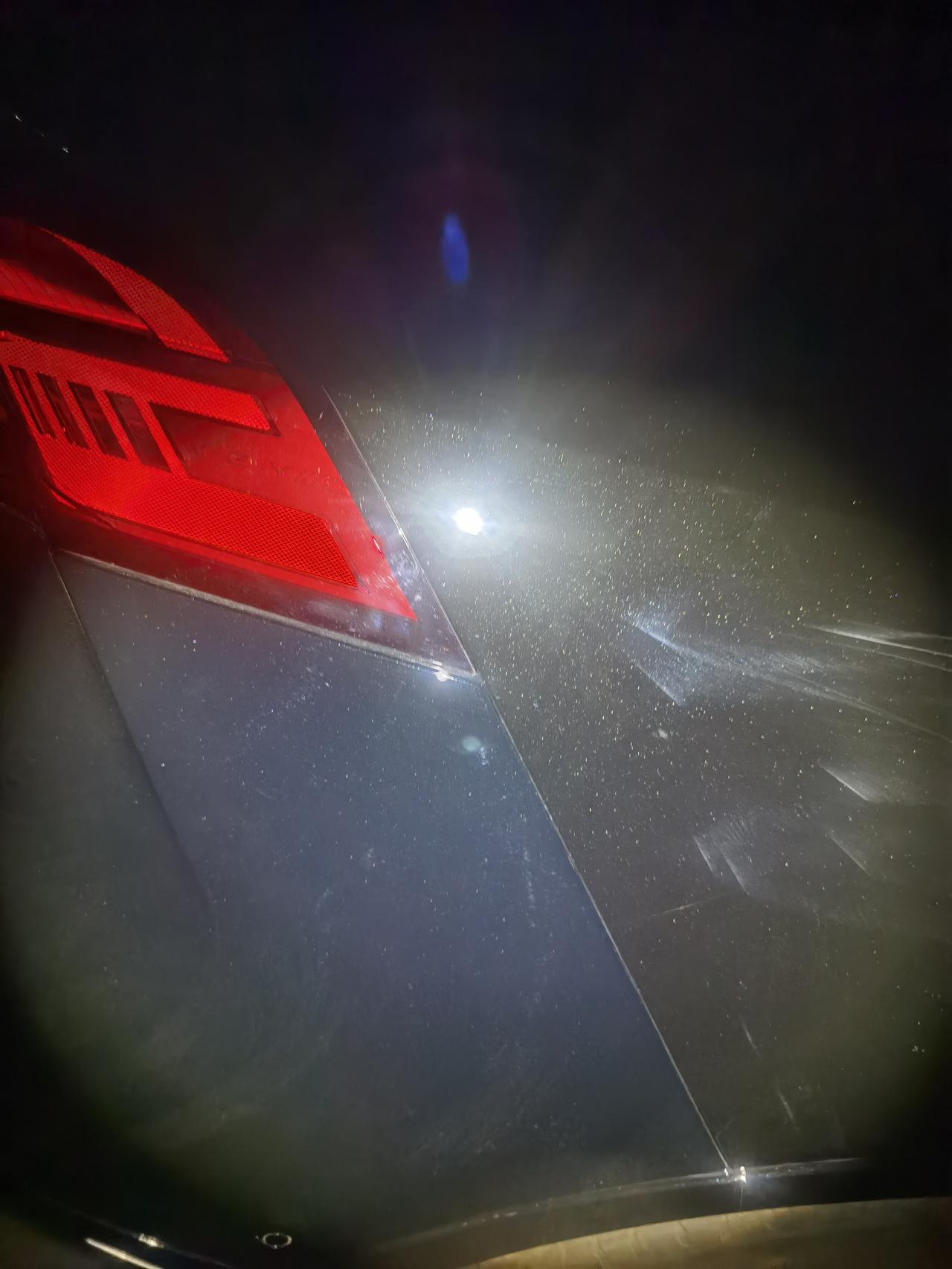 魏牌摩卡 有没有发现黑色车漆色差的，前后杠，轮圈与车身有色差，暗环境用手电照一下，太阳下不明显，仔细看也能看出来