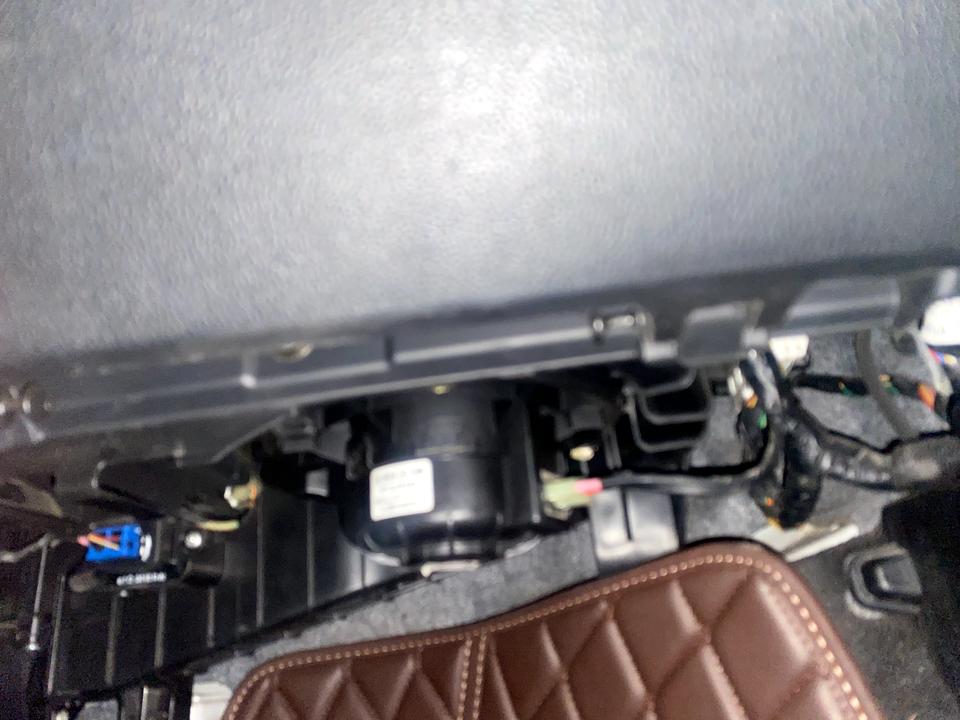 有12年智跑的车主帮我看看，副驾驶手套箱下方有盖板吗？