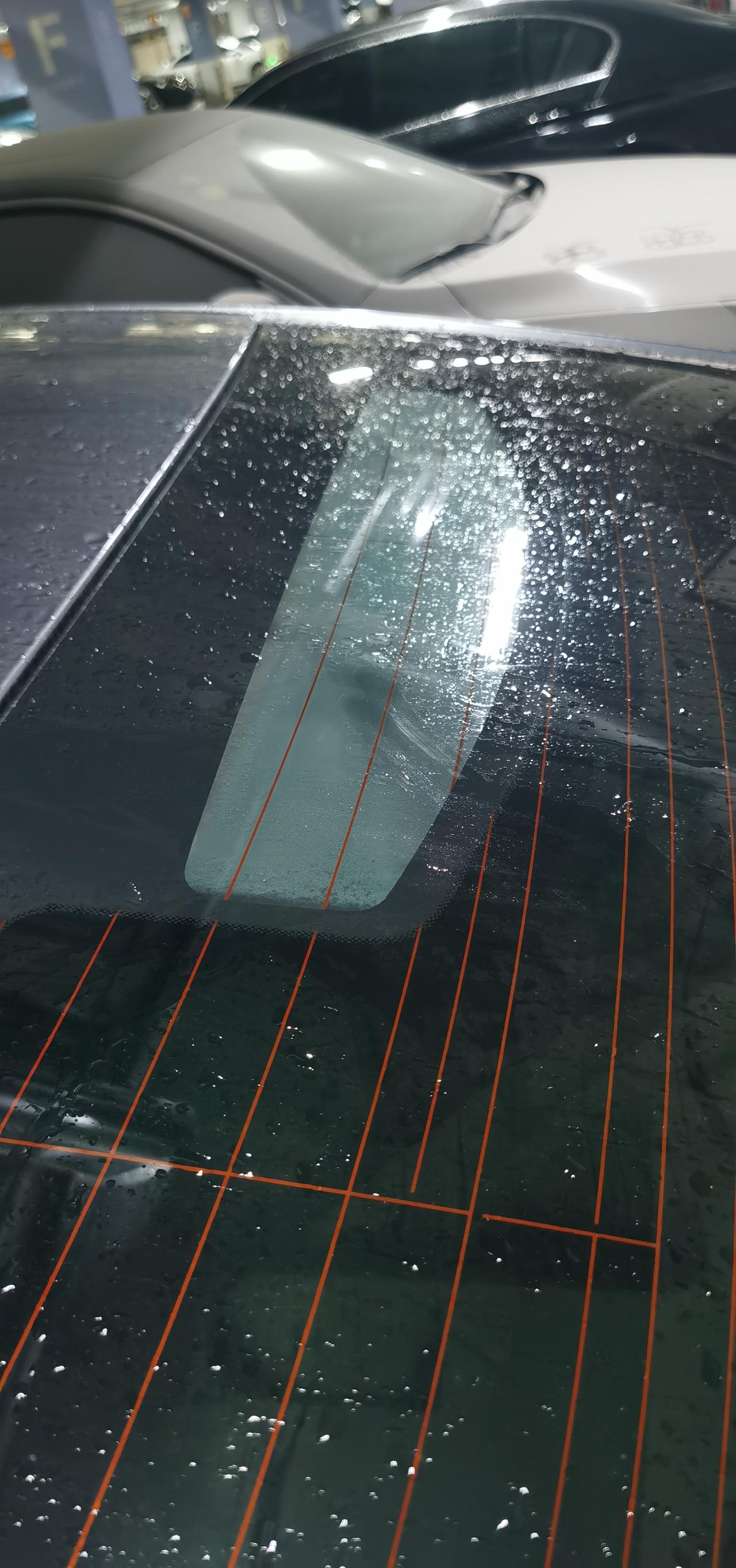 比亚迪驱逐舰 05 下雨后玻璃刹车灯起雾正常吗？