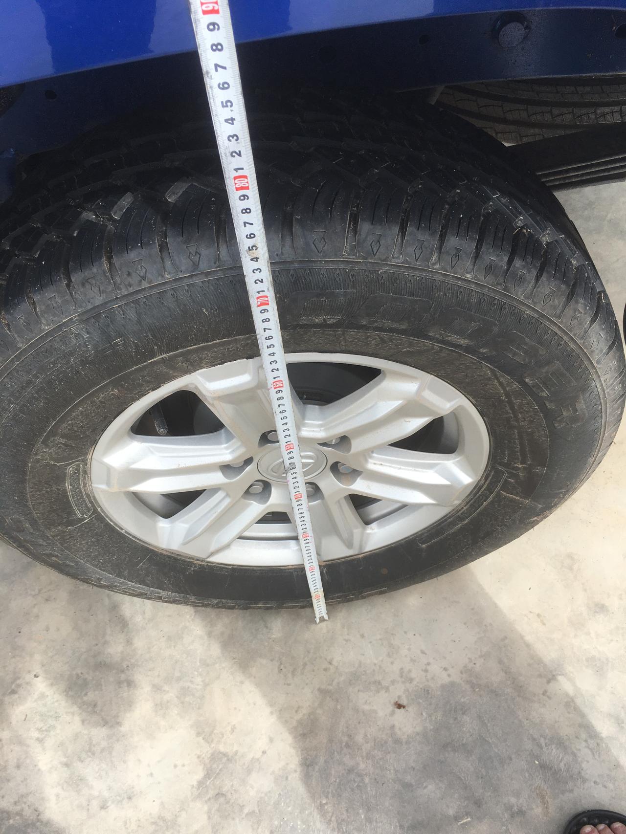 上汽大通MAXUS T60 大通T602.0T汽油精英版轮胎离叶子板间隙是多少啊 4S修完之后左前低三公分