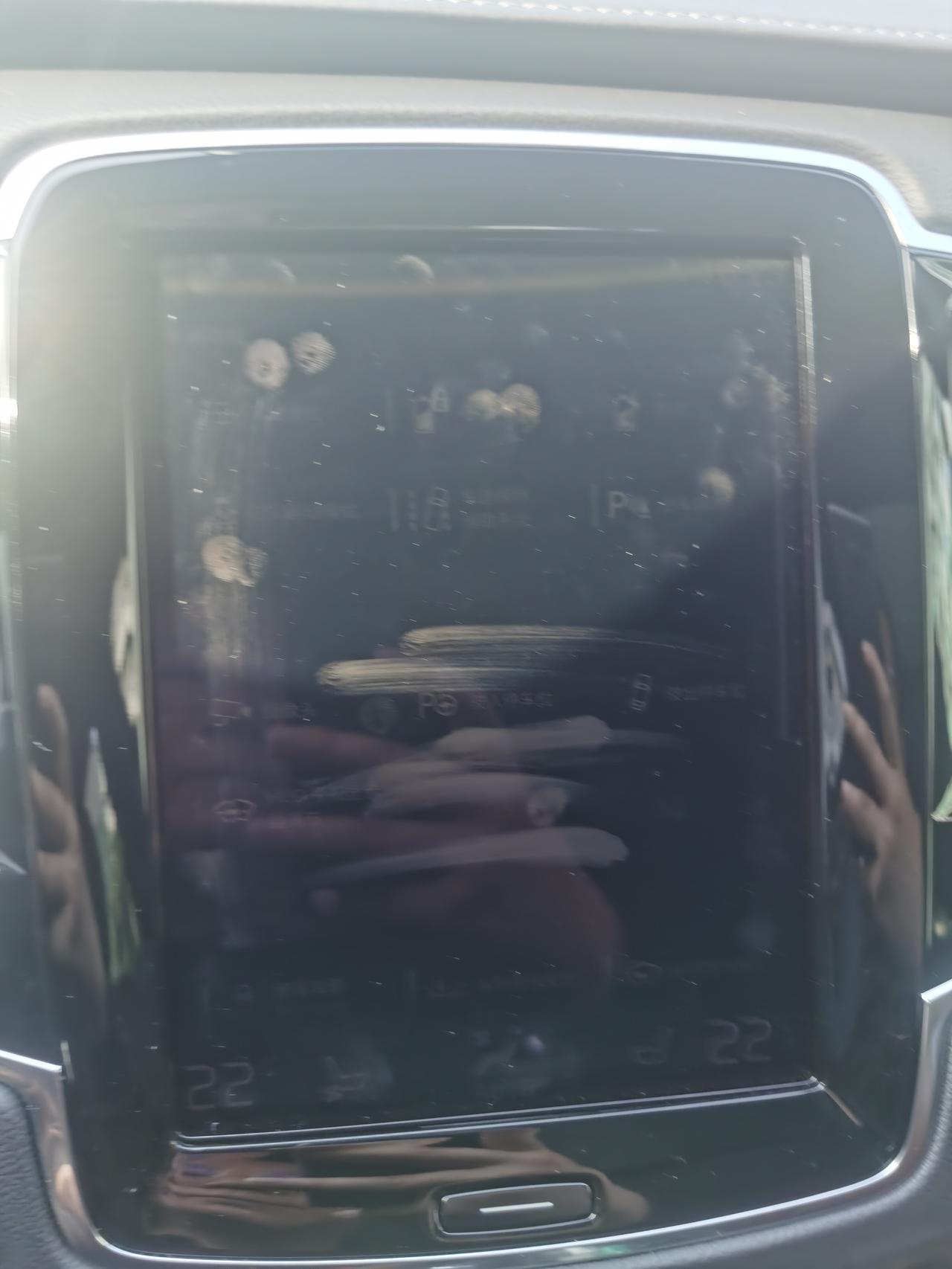 沃尔沃XC90 RECHARGE 今天跑了一次空电，我点了电量锁定，突然两个屏幕的亮度一下就降下来了，几乎等于看不见的状