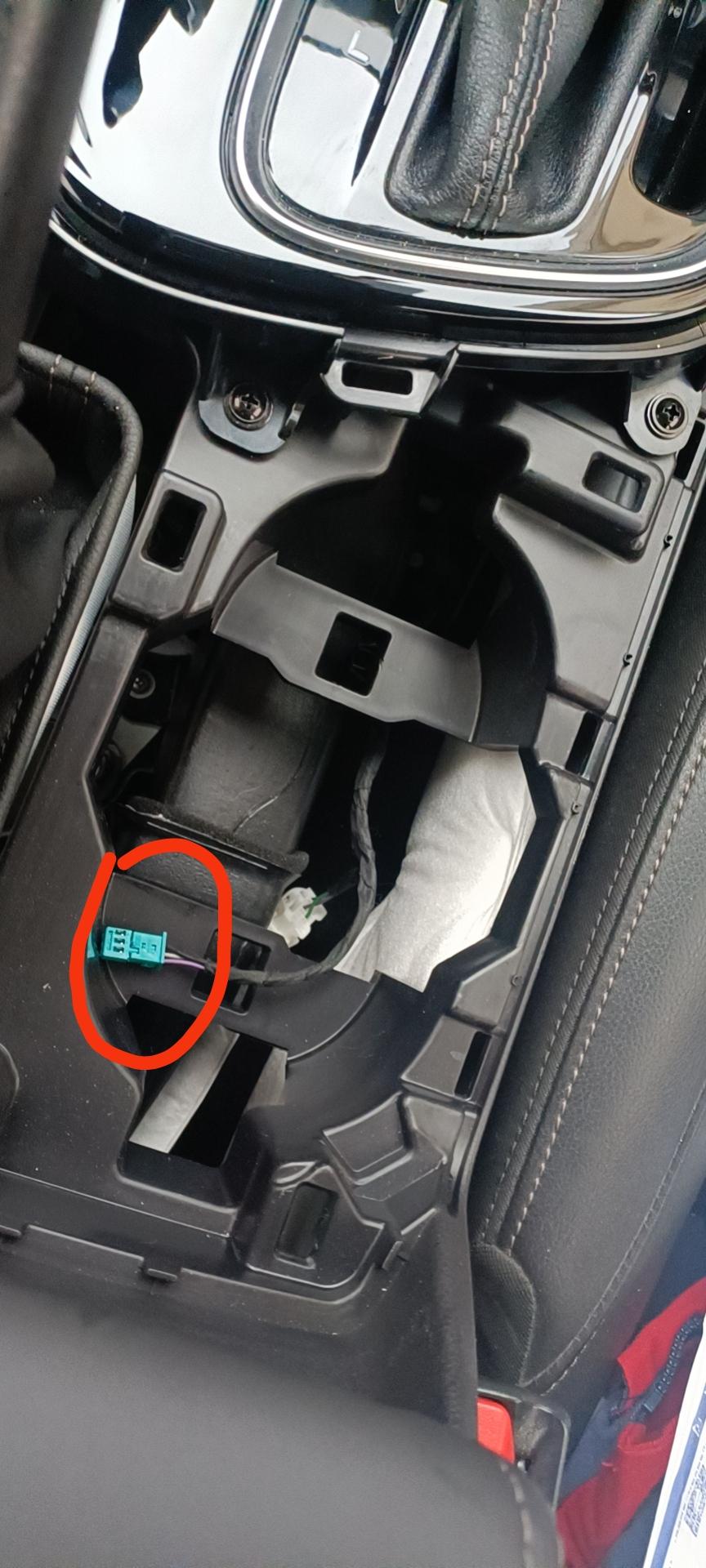 2018款的广汽传祺GA4水杯座配件底部有一个连接线的零部件是连接到水杯座的，这是用来干什么用的？